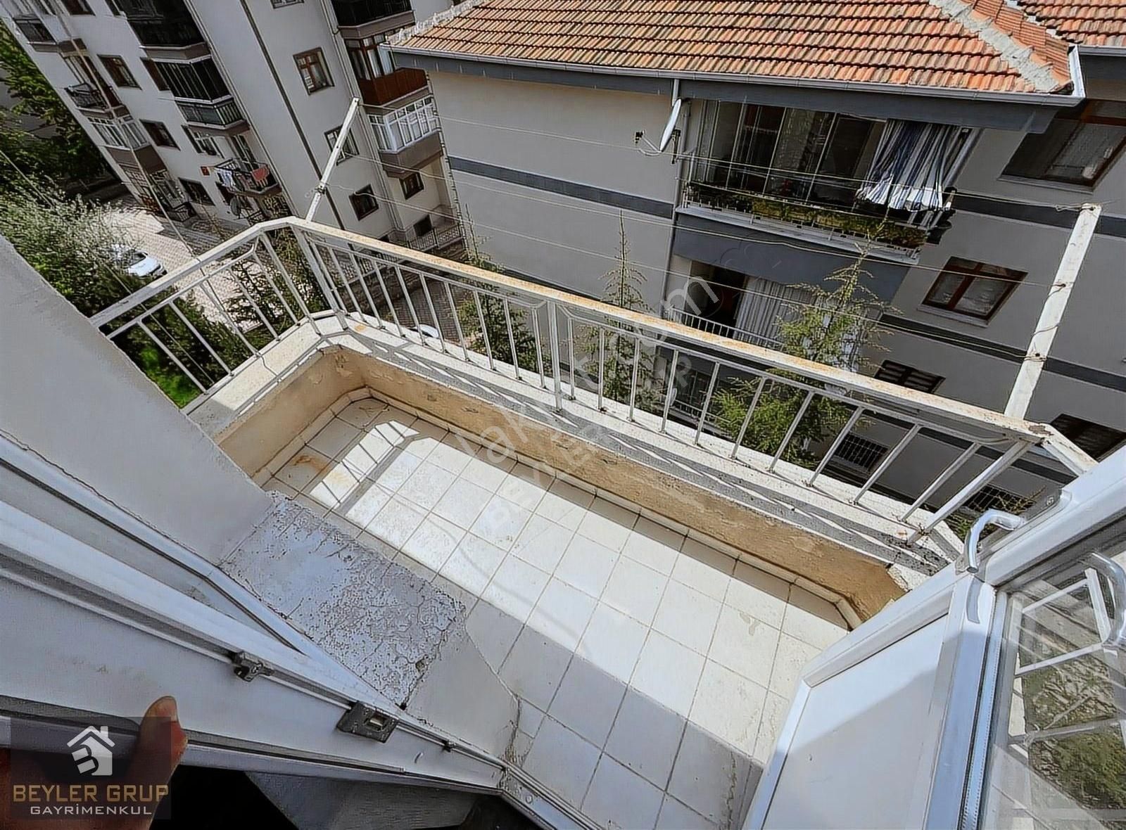 Sincan Selçuklu Mah'de 3+1 Katta Caddeye Yakın Lüks Yapılı Daire