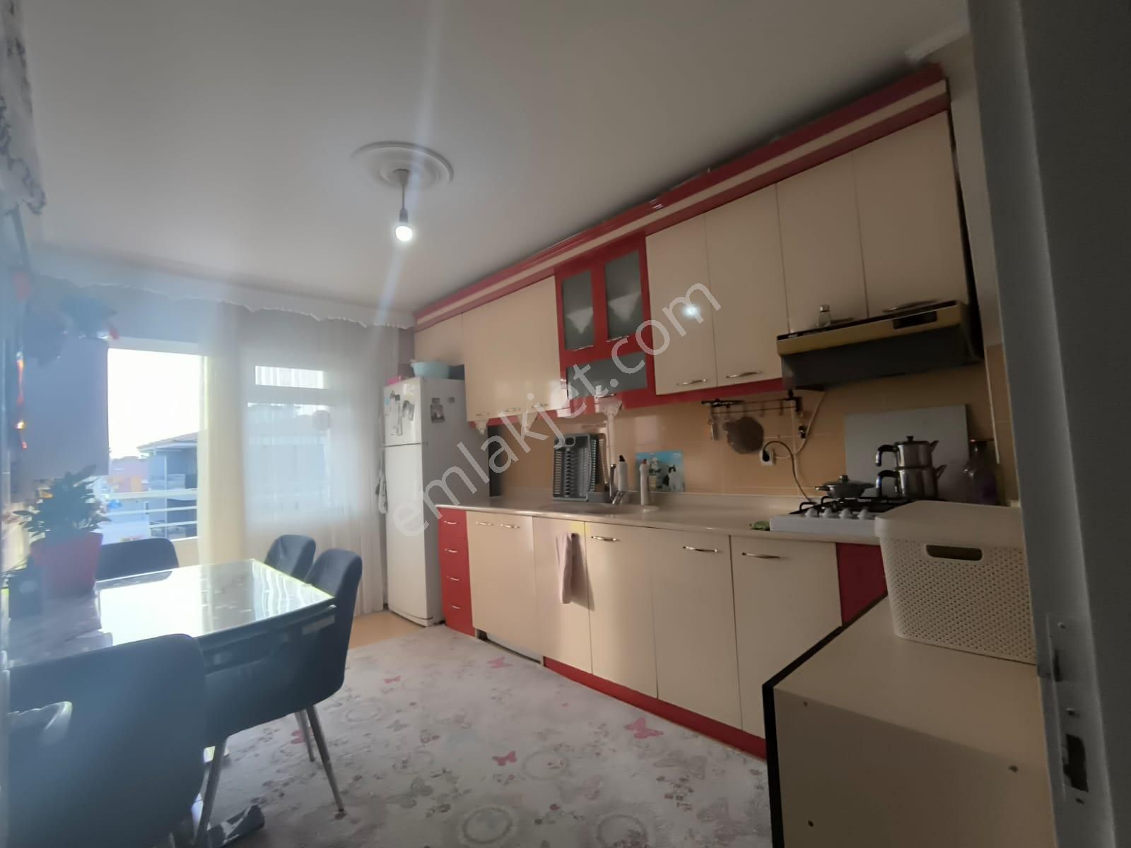 Yılmaz Gayrımenkulden Ful Yapılı Masrafsız Cadde Üzeri Geniş Ön Cephe Daire
