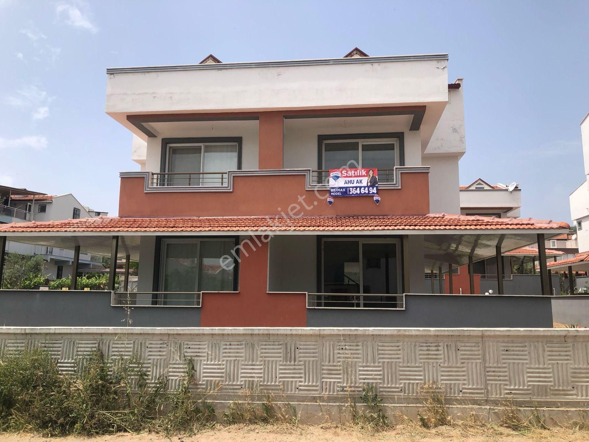 Dikili Çandarlı Çambaşı Sitesinde Denize Yürüme Mesafesinde Satılık Villa