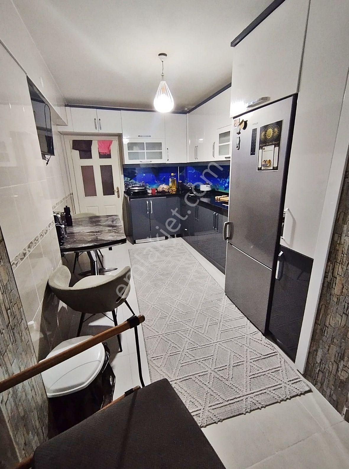 Estergon Caddesi Yakını 30m2 Tapuya İşlemli Depolu 3+1 İskanlı