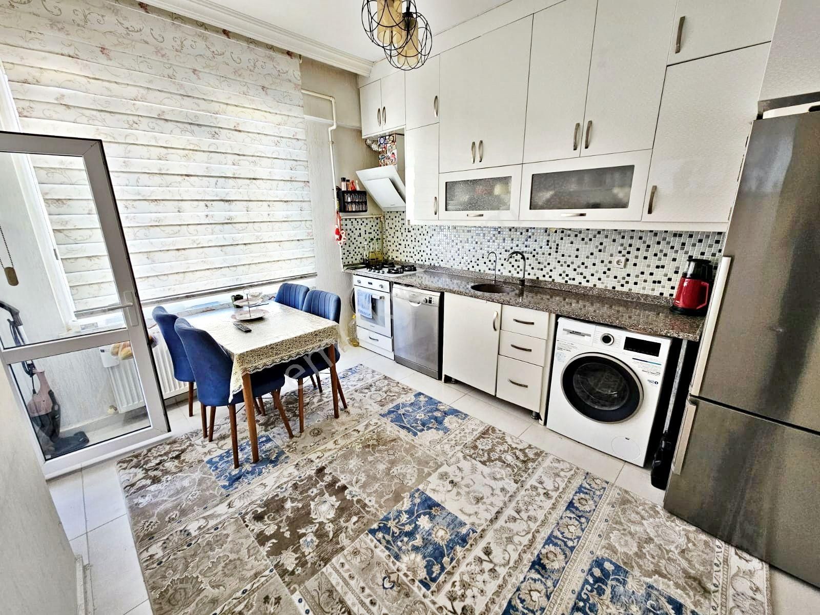 Karacaahmet'te Lise Çvr. Çift Balkon Çift Banyolu Göbek Kat 3+1