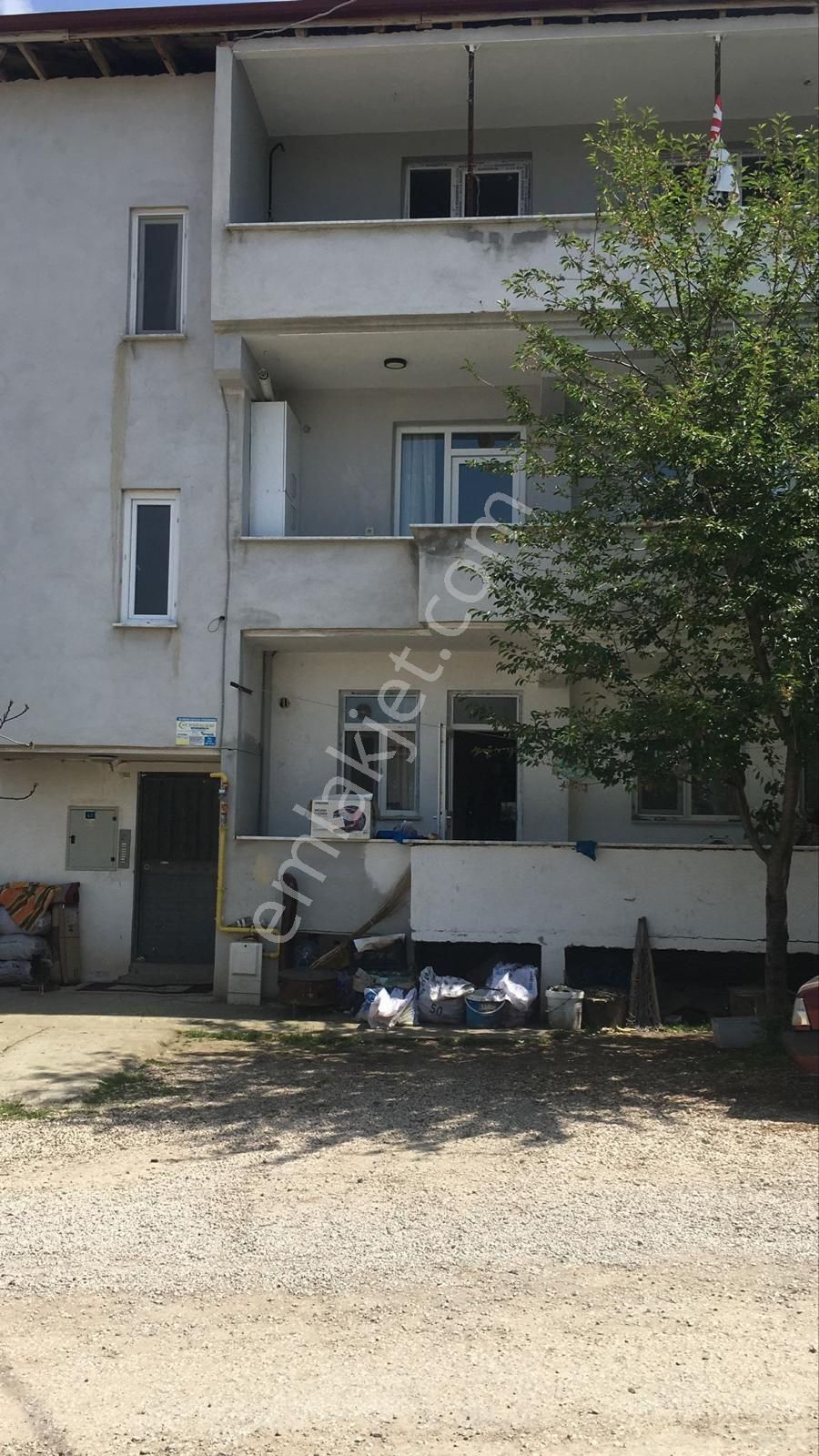 Kurtuluş Mahallesinde Sanayi Üstü Kız Yurdu Altında Müstakil Üç Katlı Bina