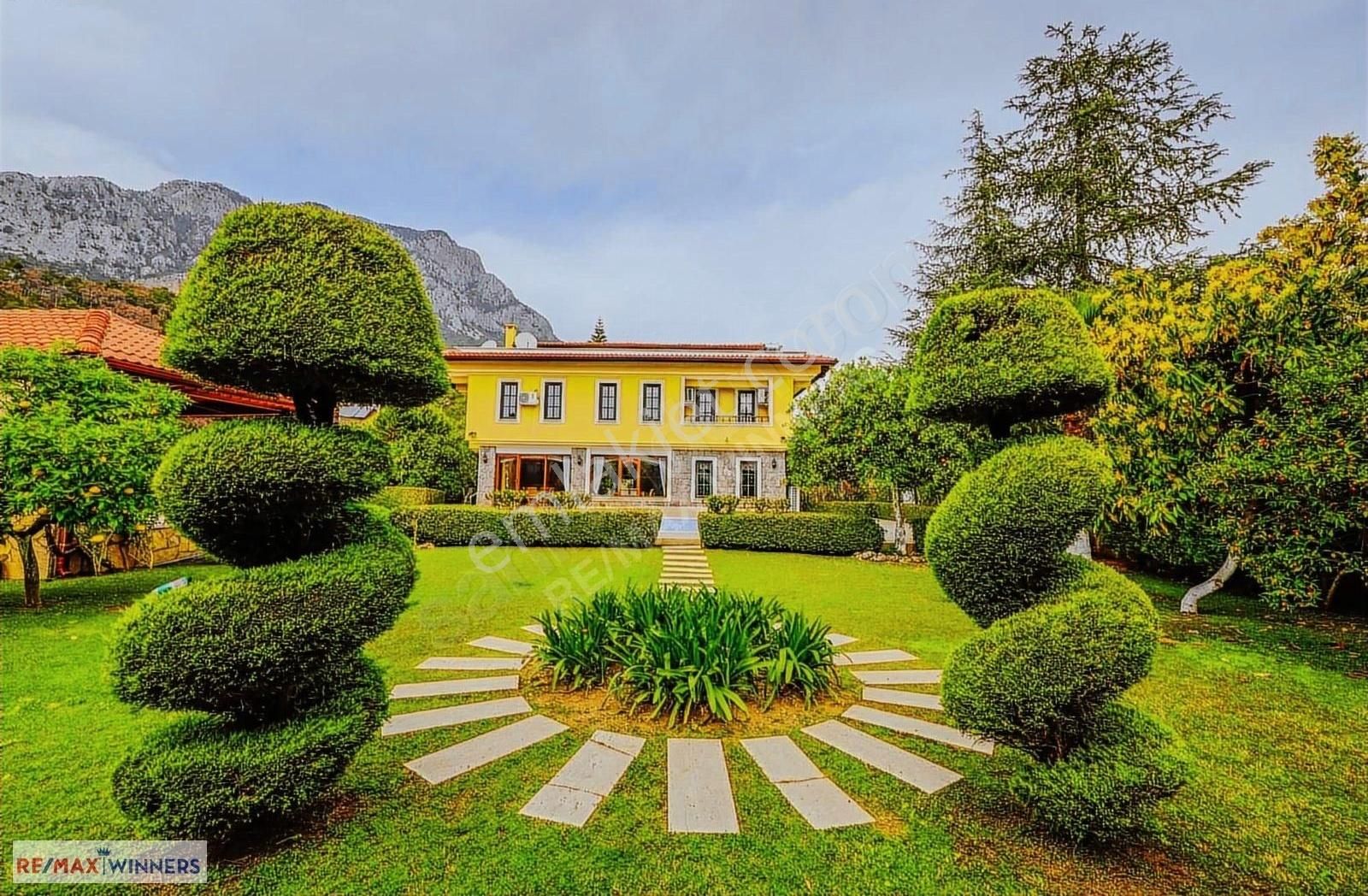 Kemerde 2144 M² Arsa İçerisinde 600 Mt2 Özel Villa
