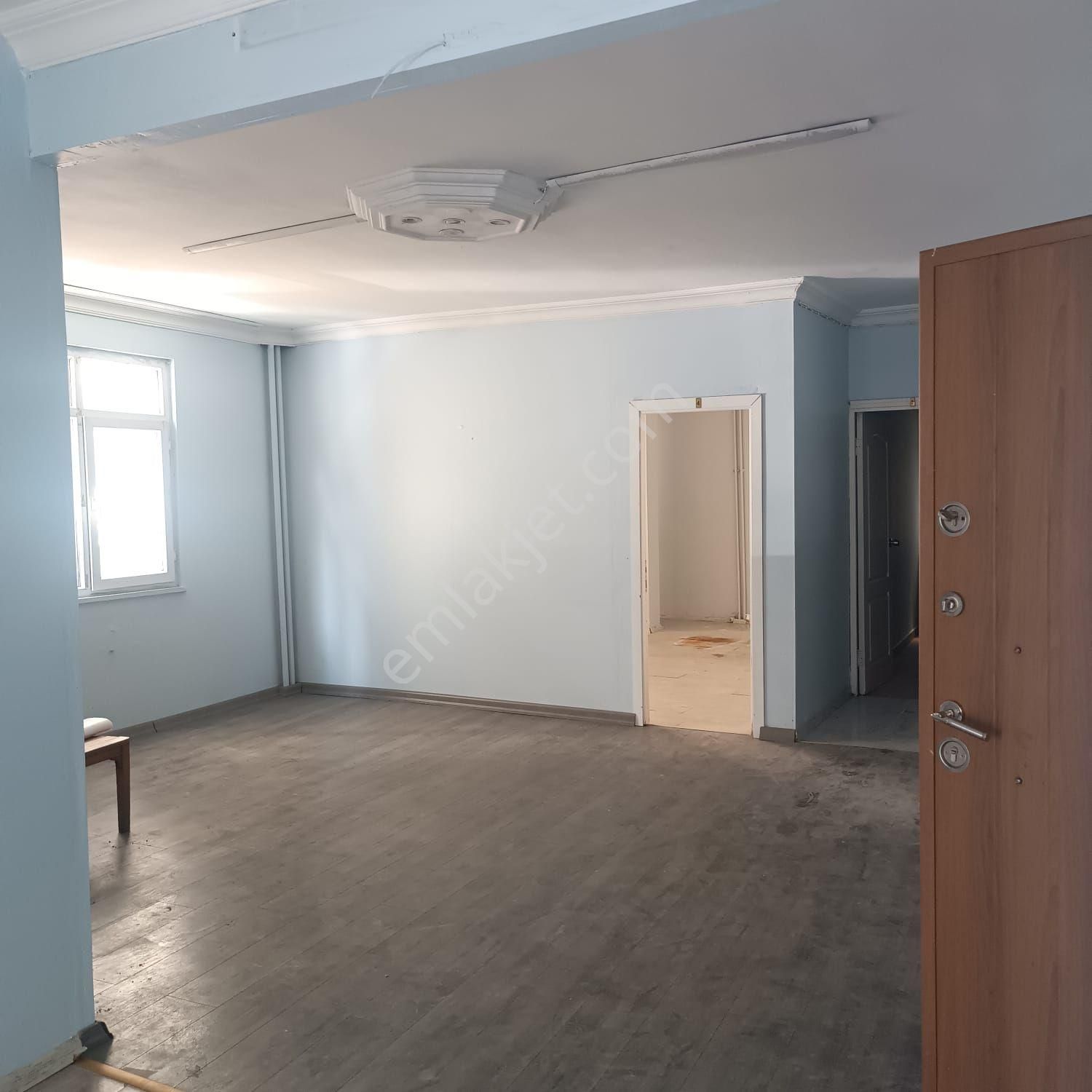 S.evler Merkezde Metrobüse 3dk.3+1 130m2 Mutfaklı Wc Lı Asansörlü Ofis