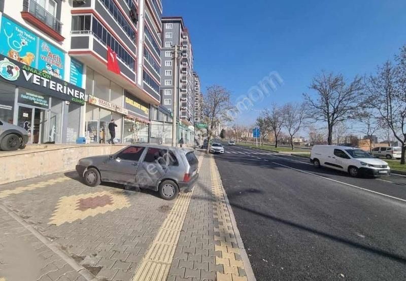 Küçükoğlu Gayrimenkulden Ana Caddede Satılık Köşe İş Yeri