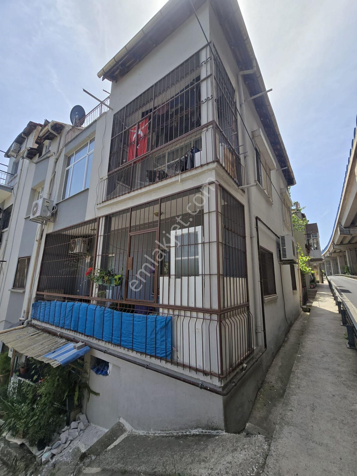 Balçovada 4 Kata İmarlı Komple Satılık 3 Katlı Bina