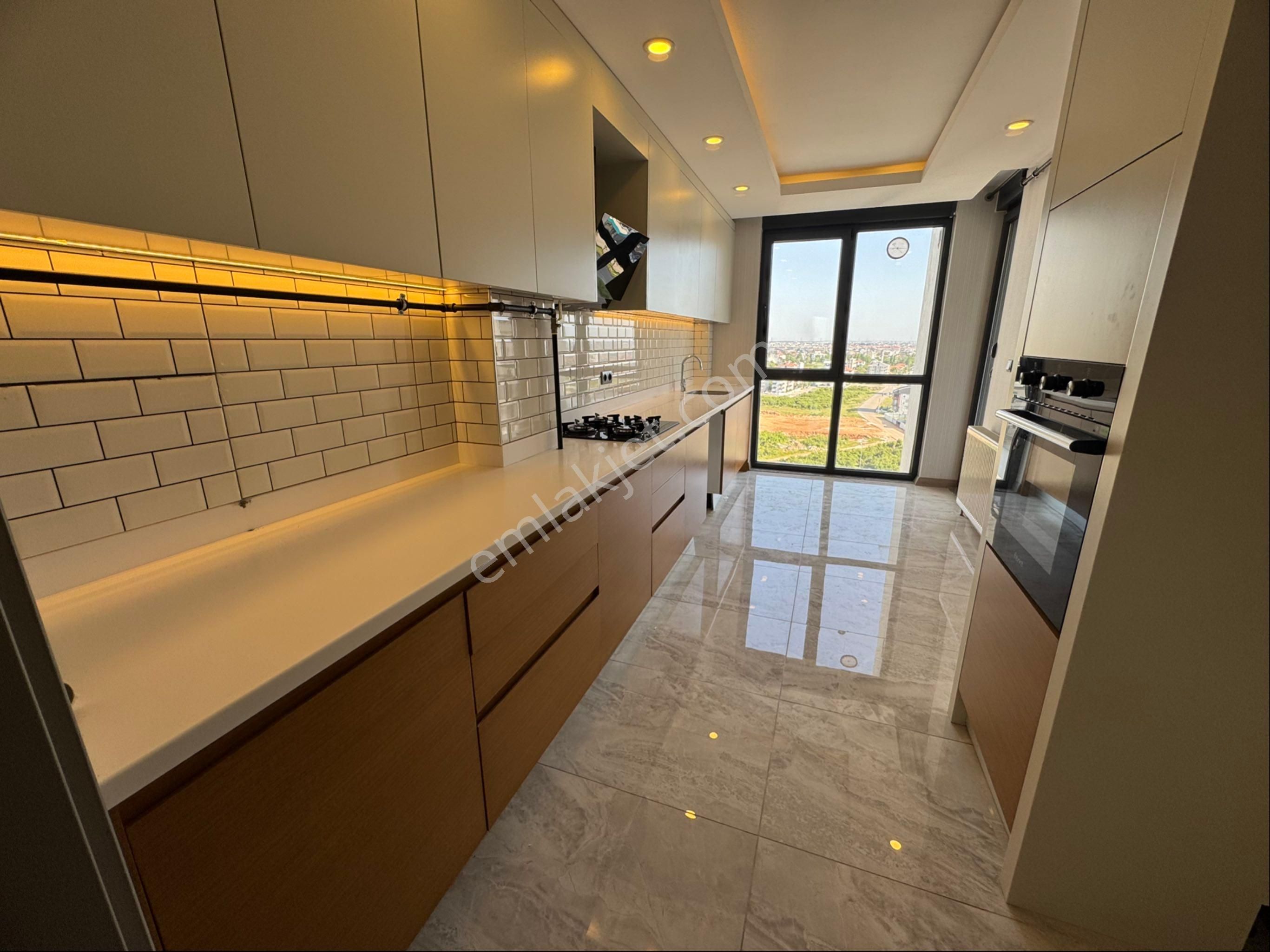 Rengi Antalya Sitesinde Geniş Doğalgazlı Ebeveyn Banyolu 3+1