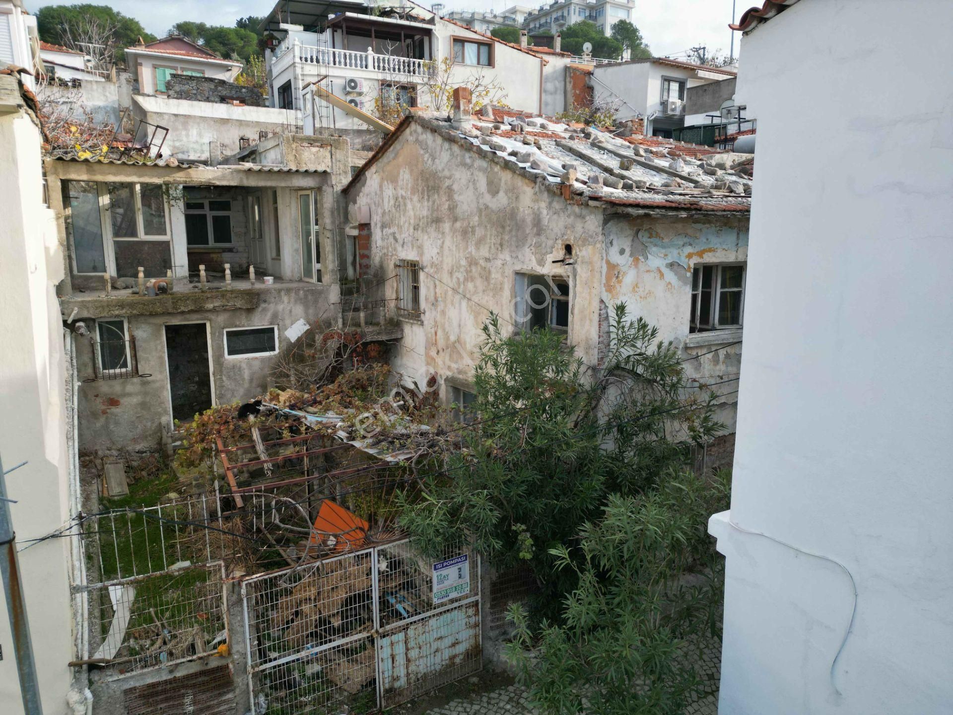 Ayvalık Sakarya'da Satılık 97 M² Cadde Üstü Bahçeli Ev Ve Arsası
