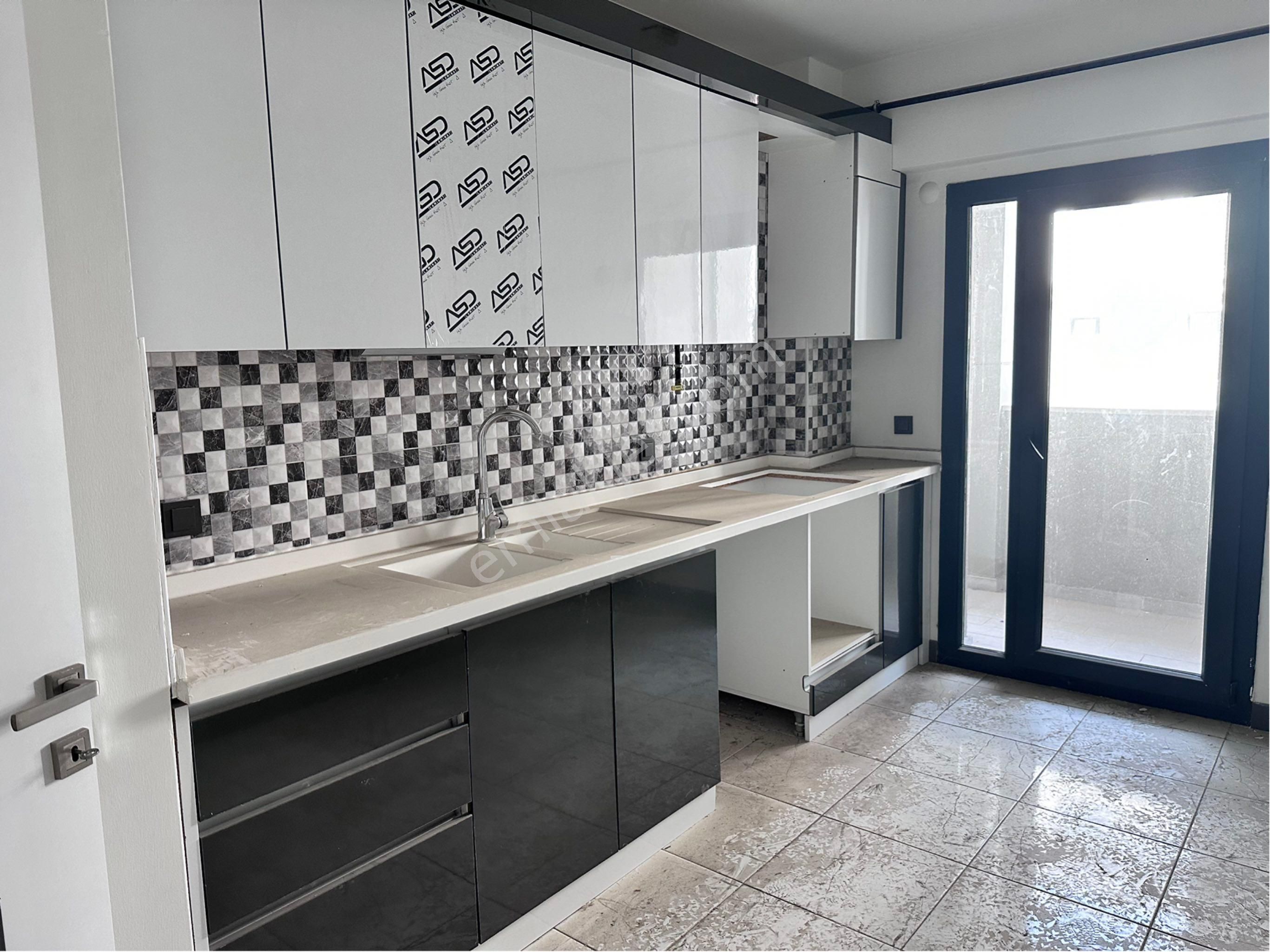 Bayraklı Plazalar Bölgesinde Satılık 2+1 Daire