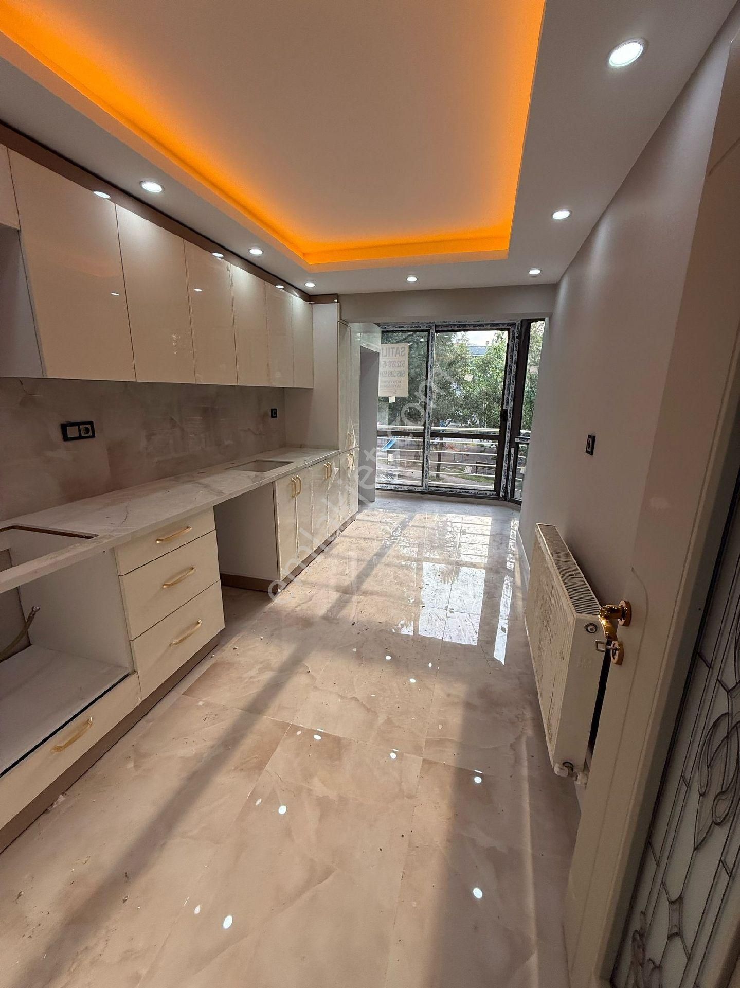 Karahanlı Gayrimenkul'den Manisa Yunusemre 75.yıl Mahallesinde Satılık 3+1 130m² Full Tadilatlı