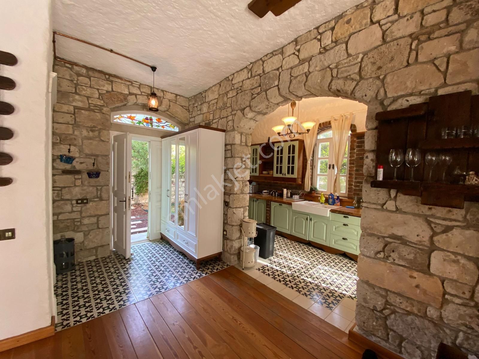 Çeşme Çiftlikköy’de Denize Çok Yakın 650m2 Arsa İçinde 4+1 Satılık Lüks Taş Villa - Görsel 6