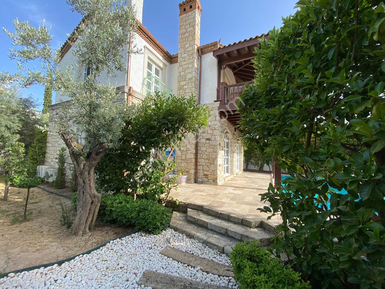 Çeşme Çiftlikköy’de Denize Çok Yakın 650m2 Arsa İçinde 4+1 Satılık Lüks Taş Villa - Görsel 4