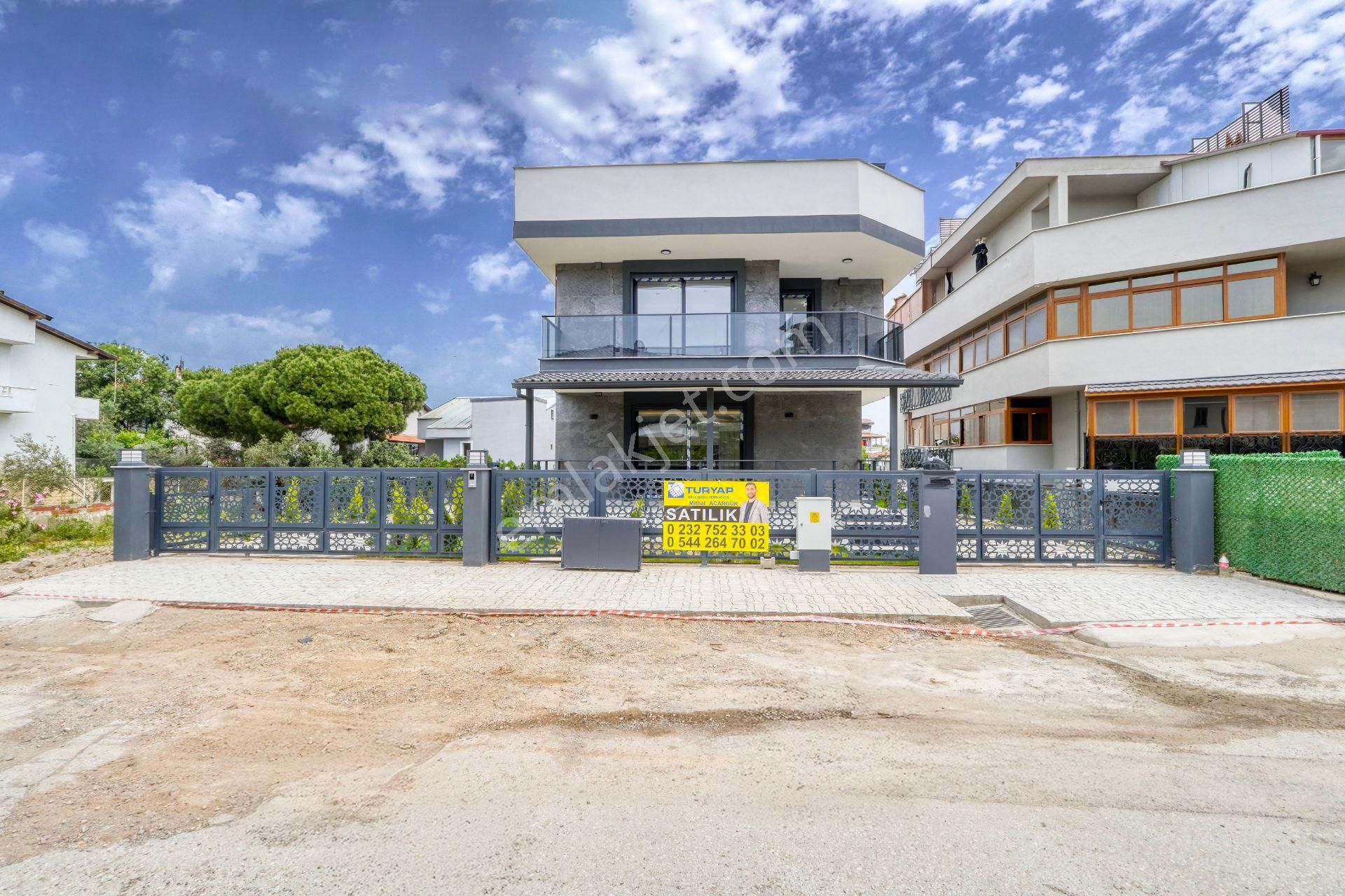 Urla İskele Mahallesinde Limana Yürüme Mesafesinde Satılık Villa