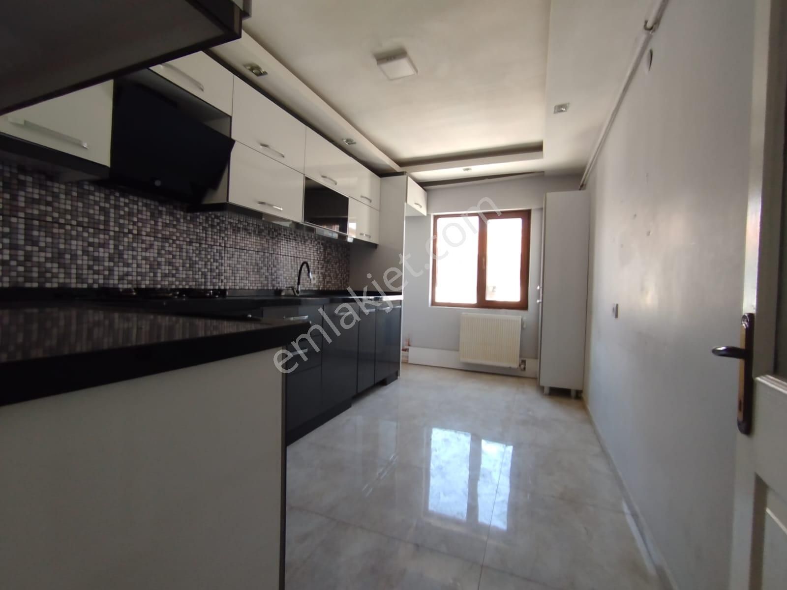 Topçu Mah Satılık 5+1 Teras Kat Yapılı Geniş Daire