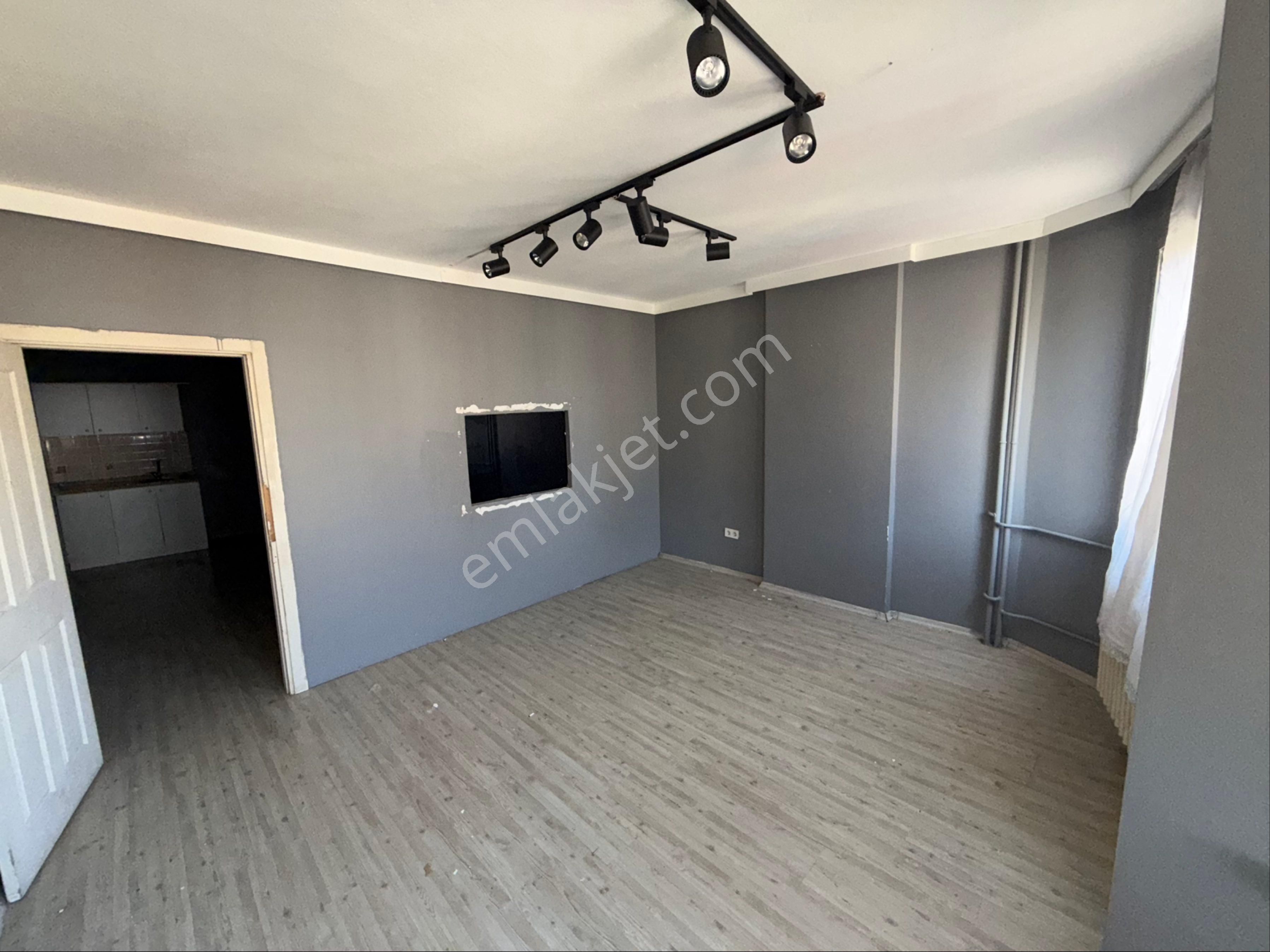 Şirinevler Mahmutbey Caddesi Üzerinde 1+1 Kiralık Ofis