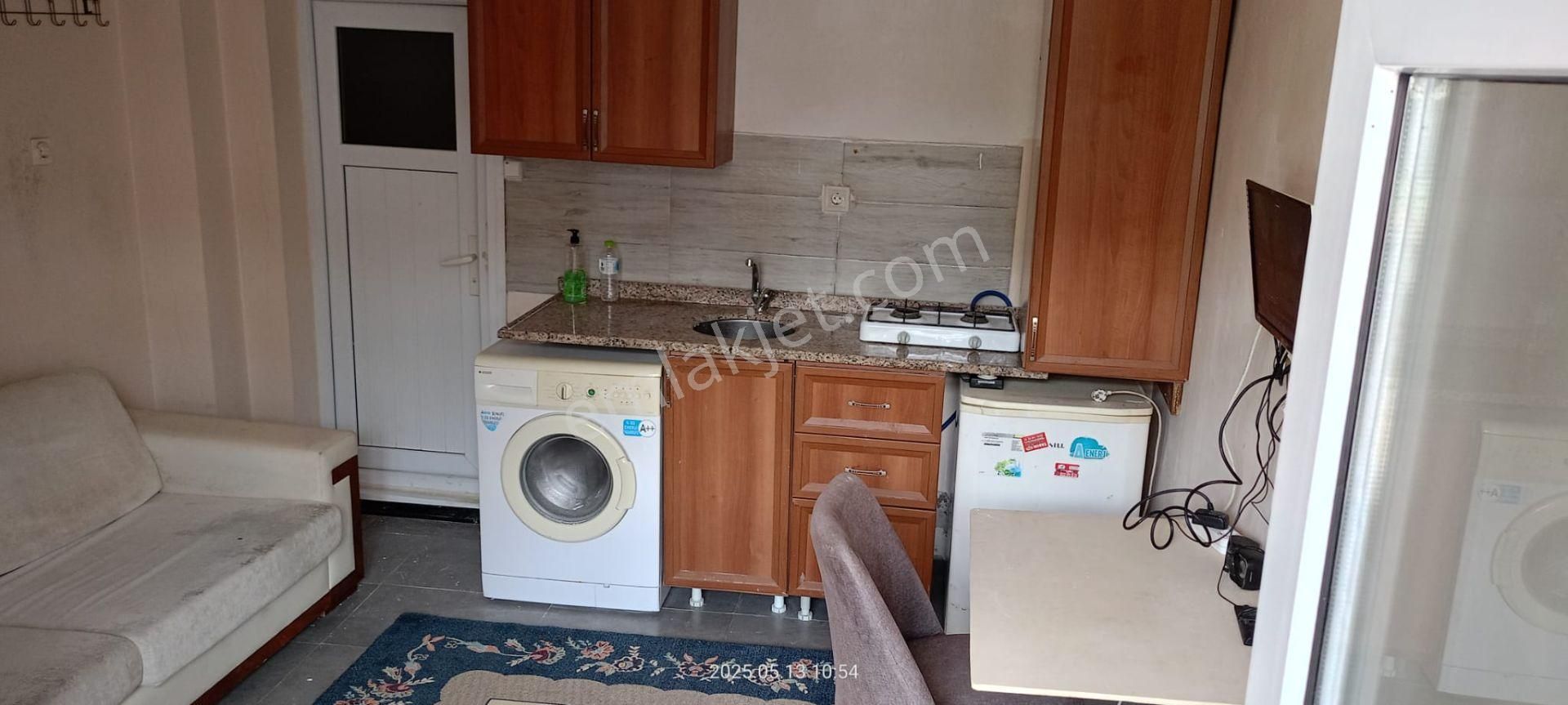 Kiralık Eşyalı Balkonlu Ve Kendi Giriş Kapısı Ayrı Olan 1+0 Daire