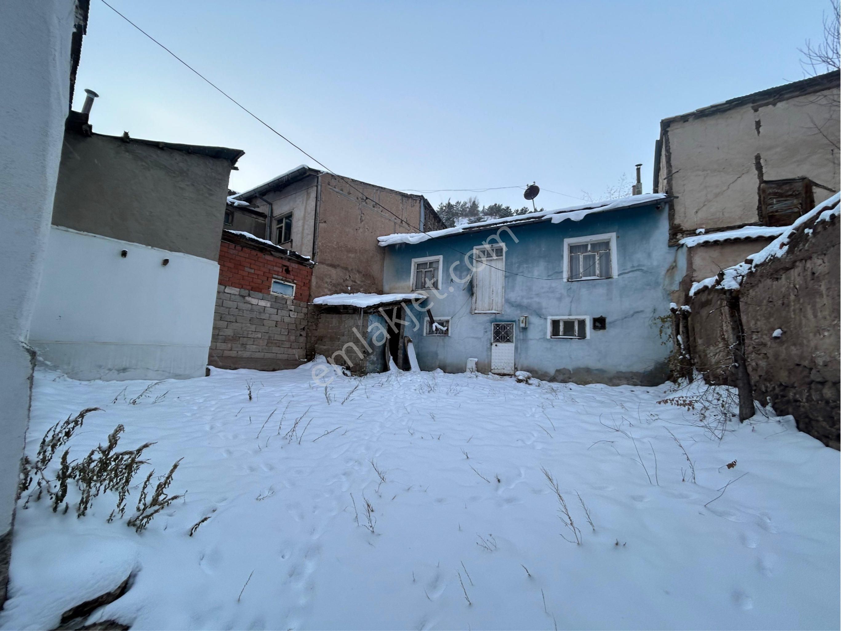 Sahibinden Acil Satılık 235 M2 Arsalı Avlulu İki Katlı Ahşap Ev