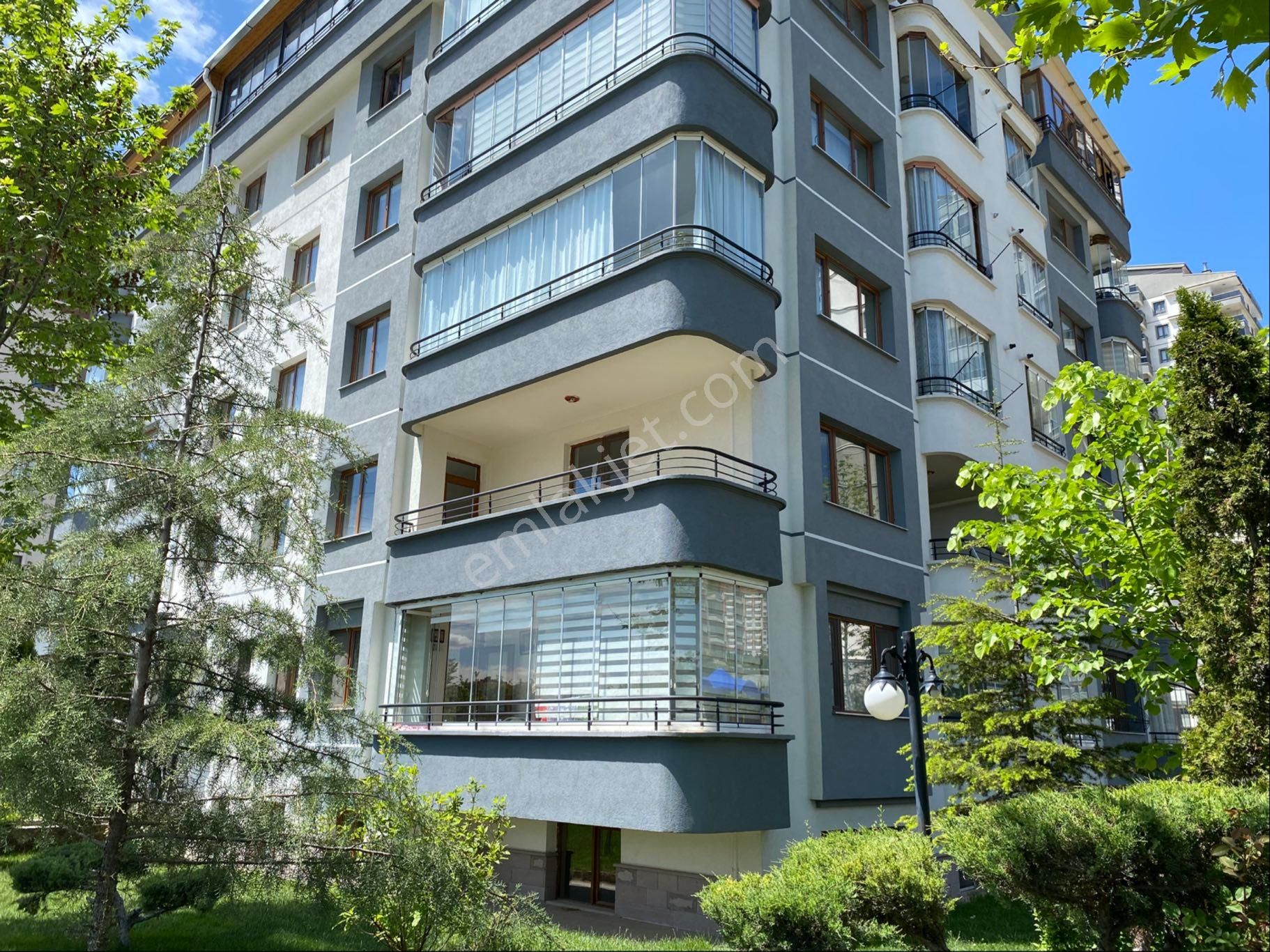 Serhat'da Ara Kat Asansörlü 3+1 Ebeveyn Banyolu Kiralık Daire