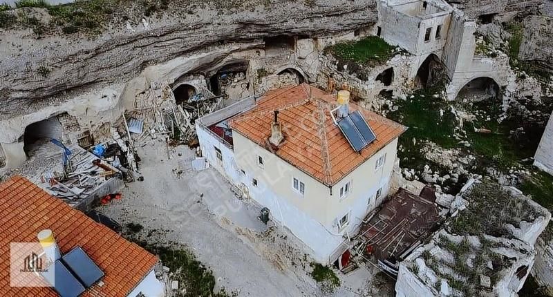 Otel Yapımına Uygun Kaya Odalı Ev Ve Arsası