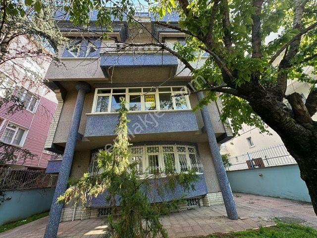 Turyap'tan Emniyet Mah. Yukarı Sokakta 3 Katlı Mustakil Bina Kiralık