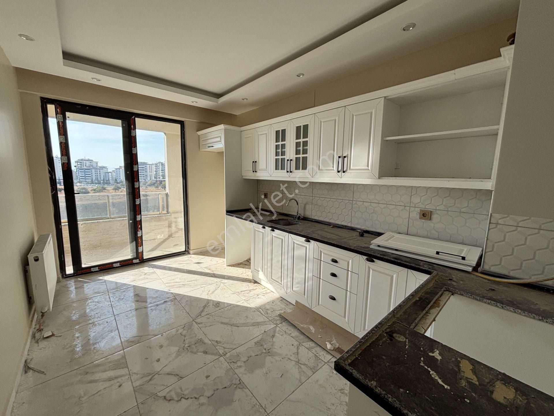 Cb'den Akif İnan Mah.de Melek Apt.da Satılık Lüks 3+1 Daire