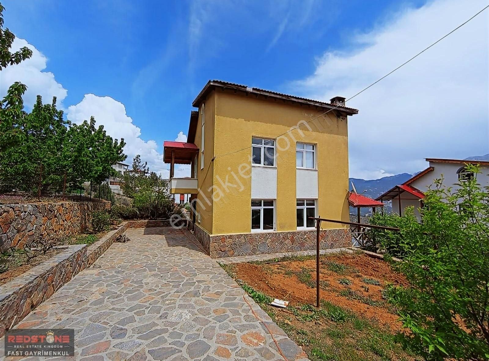 Pozantı Yenikonacık'ta,harika Konumda Manzaralı Satılık Villalar