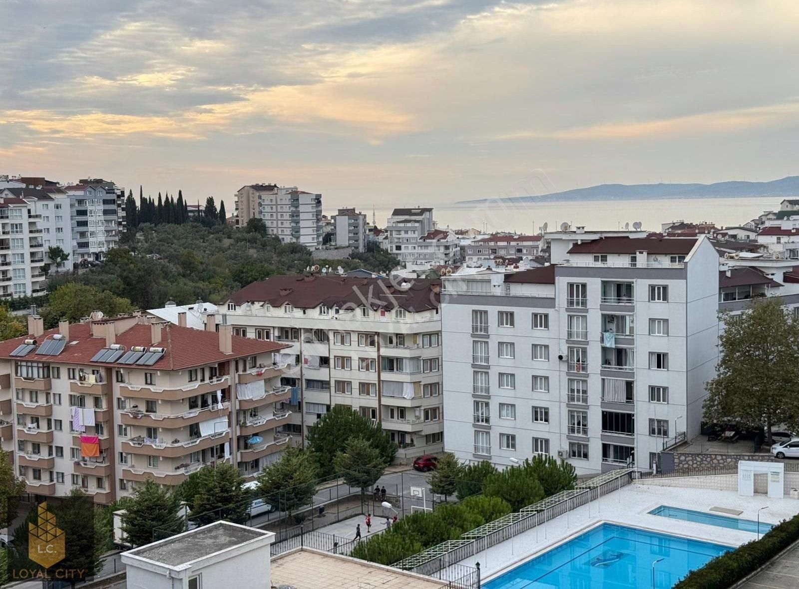 Güzelyalı Burgaz'da Deniz Ve Havuz Manzaralı Satılık 3+1 Daire