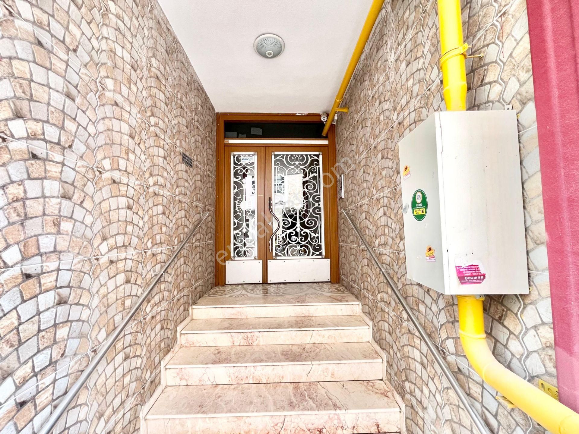 Yükselden Altınkumda Ayrı Mutfaklı Asansörlü Çift Cephe 3+1daire