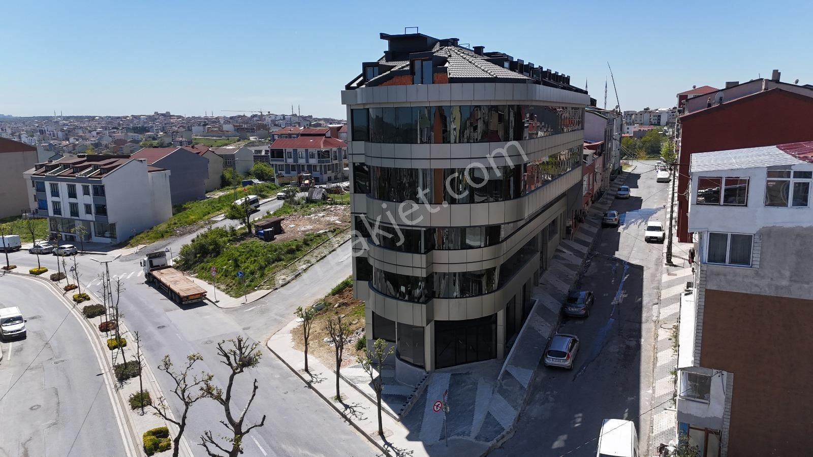 Kıbrıs Caddesinde Satılık Otel Ve İş Merkezine Uygun Komple Bina