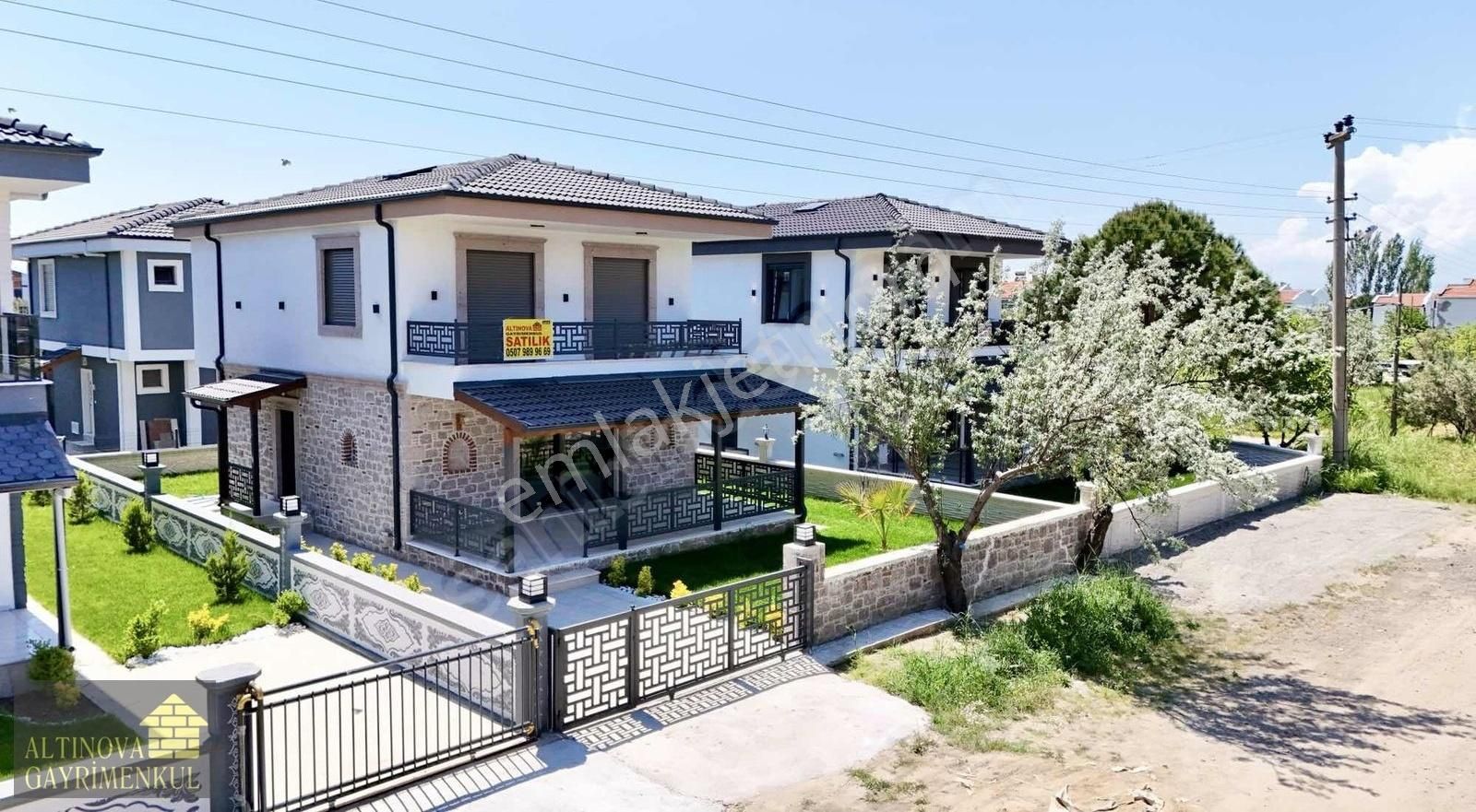 Altınova Sahilde Sıfır 4+1 Zeminde Odası Bulunan Taş Villa