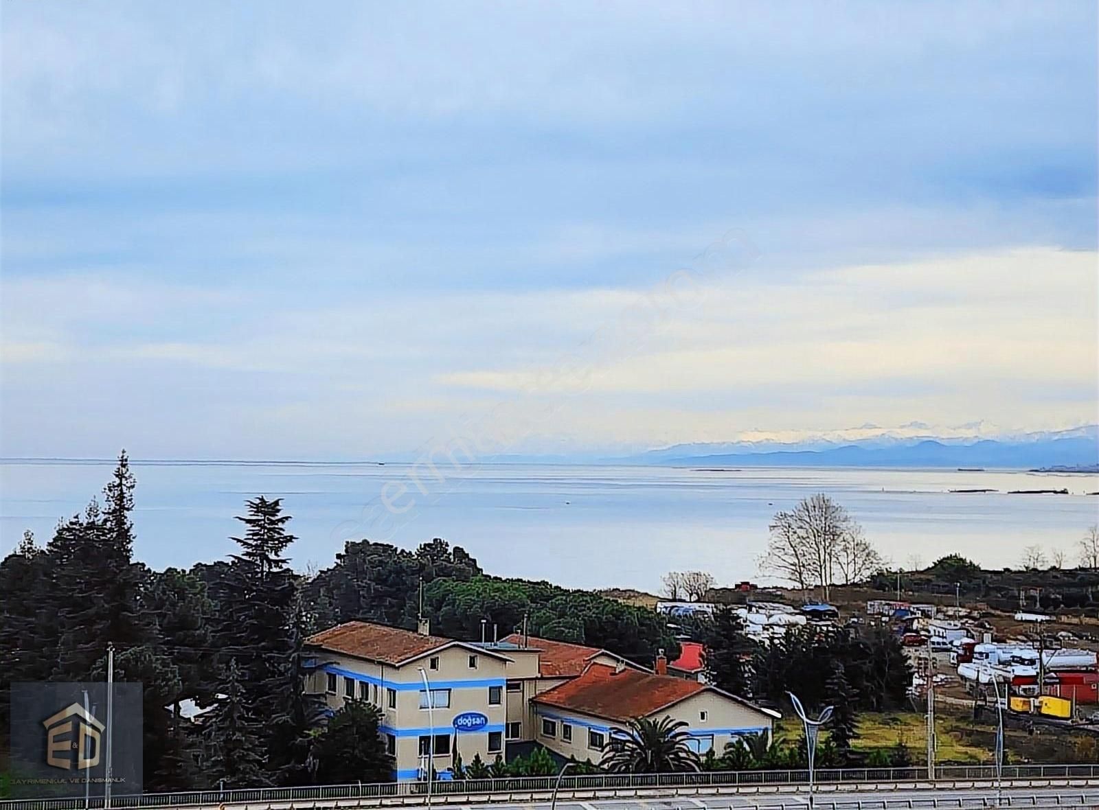 E&d Emlaktan Trabzon Yalıncak'ta Satılık 3+1 Manzaralı Daire