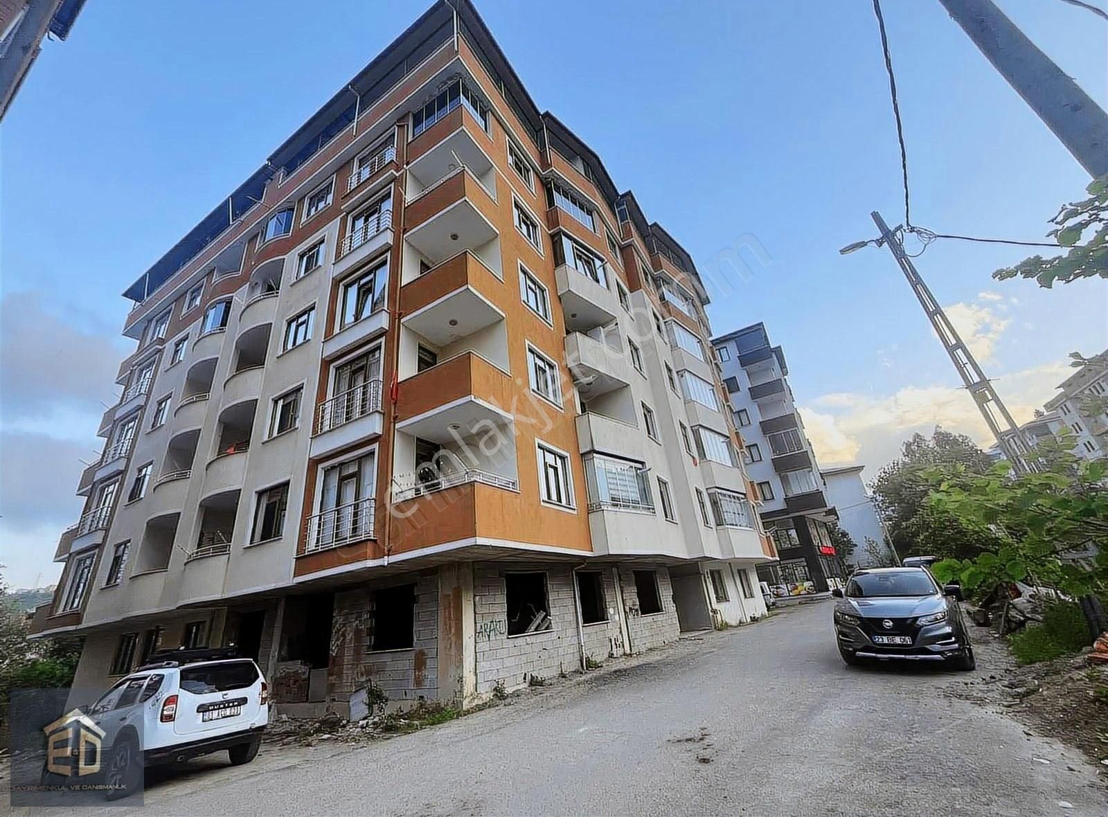 Merkez Okullar Bölğesinde Satılık 3+1 Doğalgazlı Daire