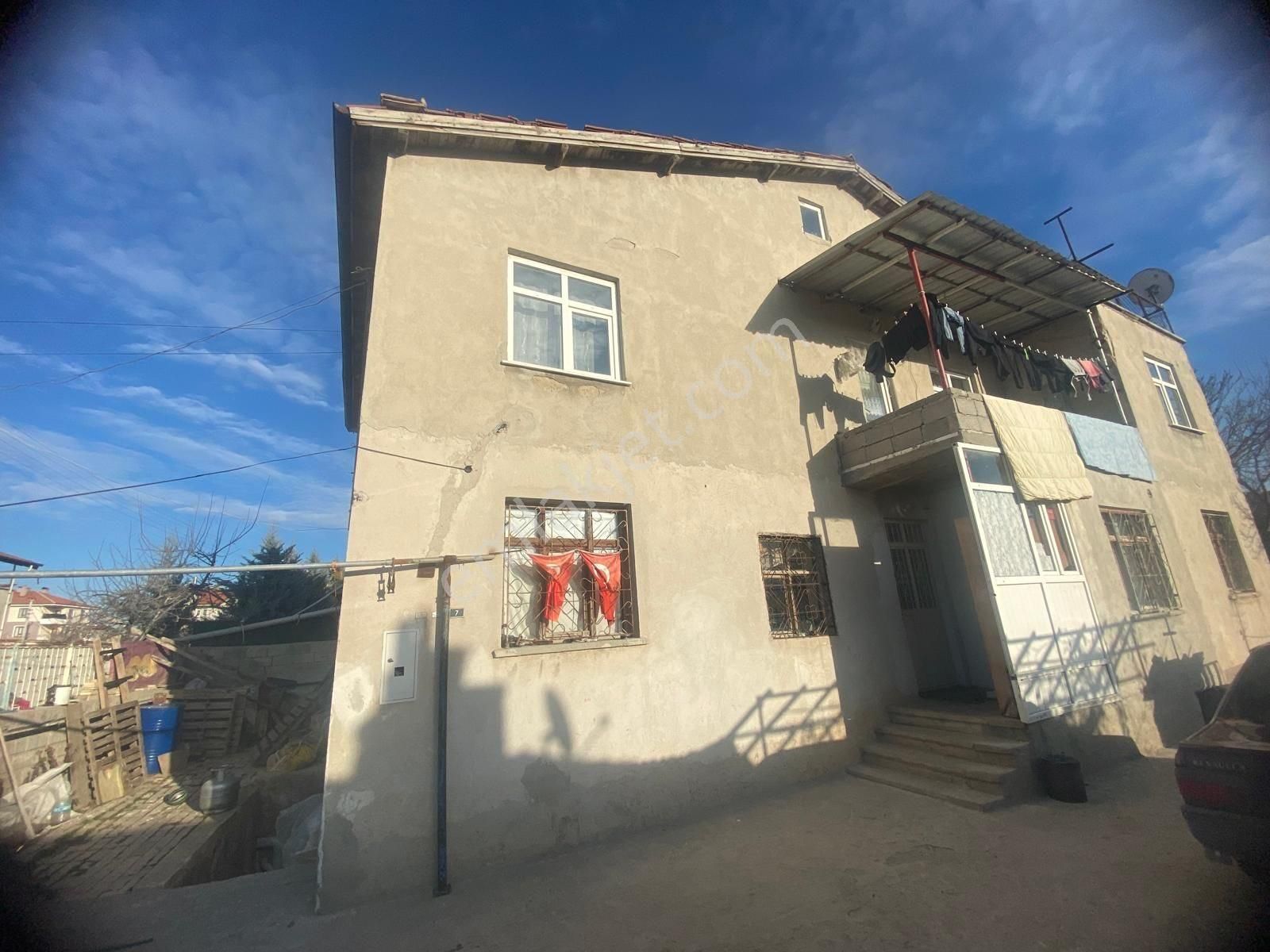 Zararına Satlık Müstakl 2,5 Katlı Bina 3+1 Den 2 Daire Ve 1+1 Ev 748 M2 Arsa İçinde