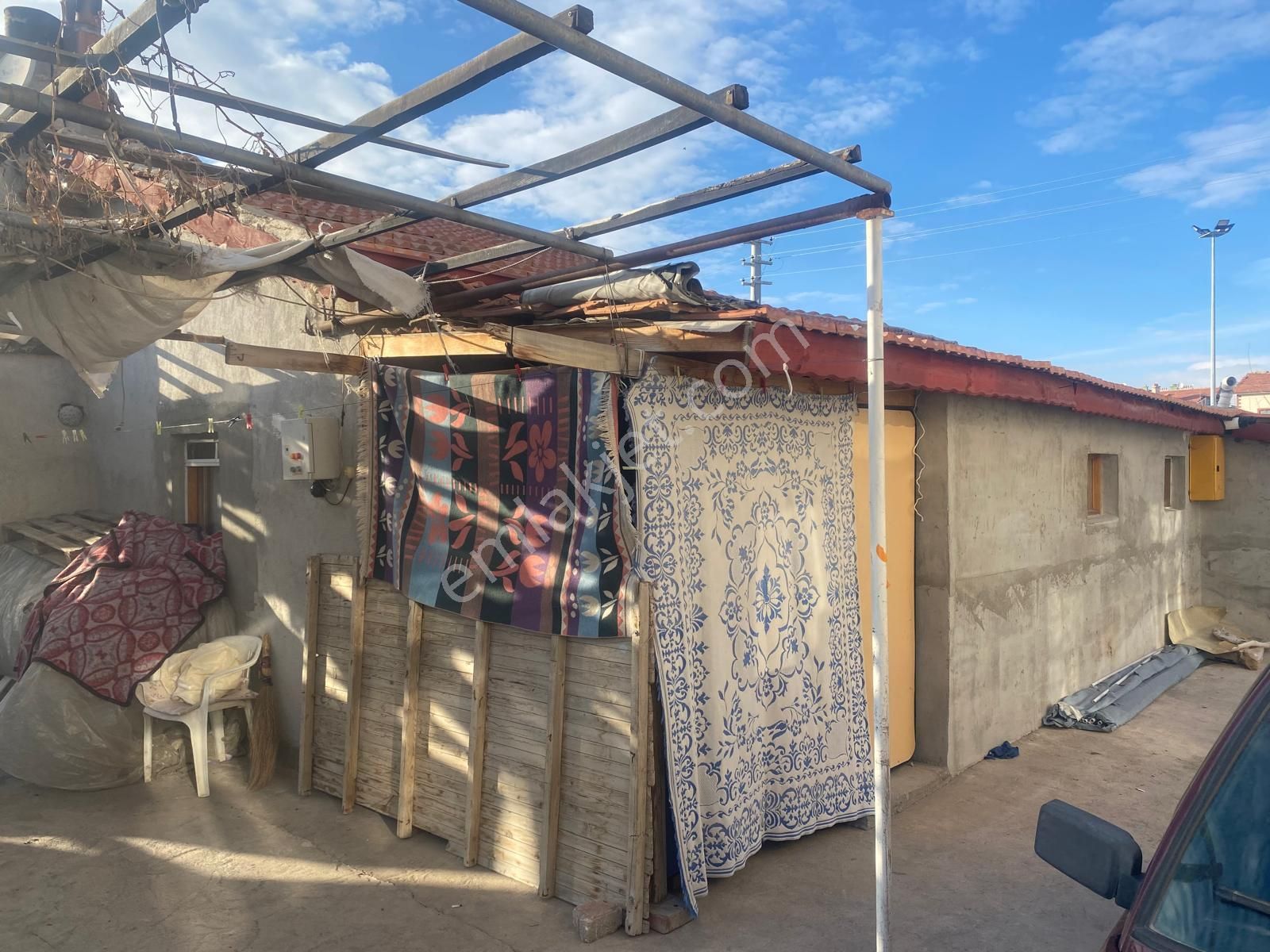 Zararınasatlık Müstakl 2,5 Katlı Bina 3+1 Den 2 Daire Ve 1+1 Ev 748 M2 Arsa İçinde