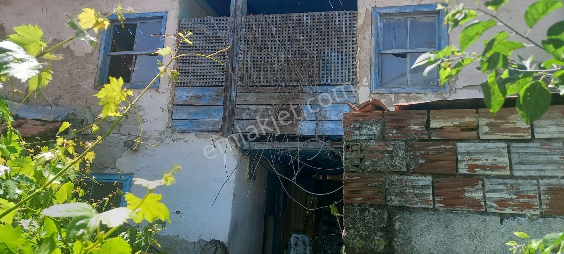 Akhisar Zeytinliova Da Satılık 224 M2 Arsa İçinde Eski Köy Evi 420.000 Tl