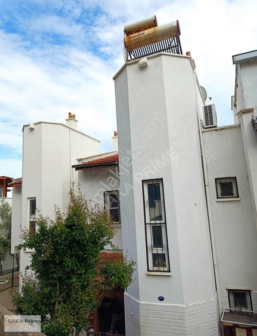 Çandarlıda Piri Reis Sitesinde Denize Yüz Metre 3+1 Trıpleks