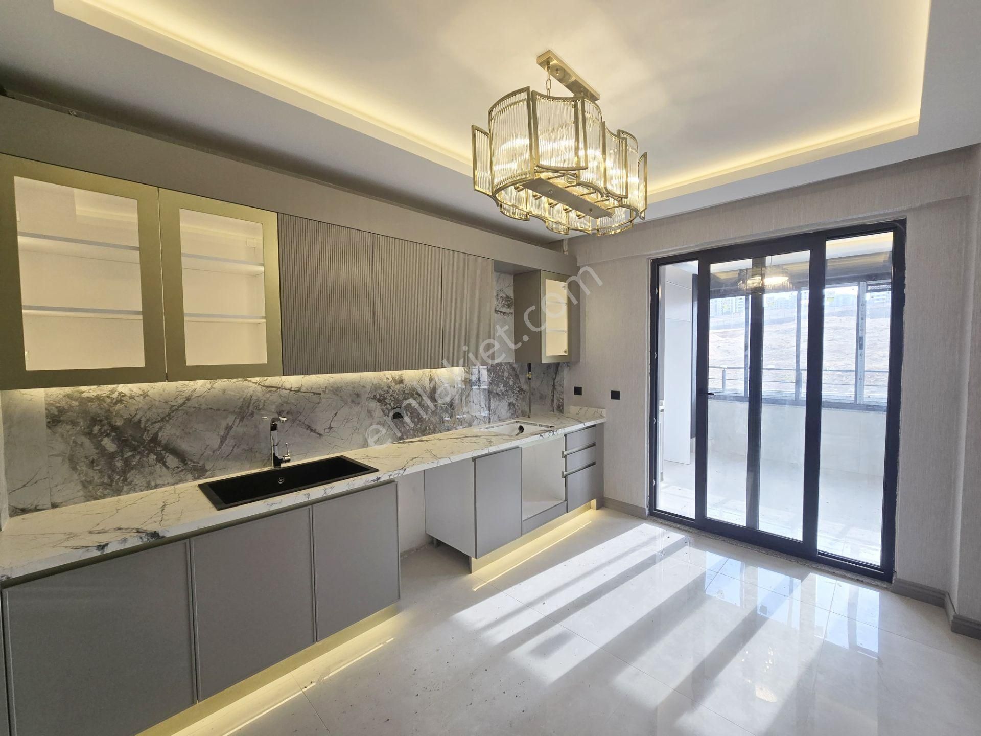 Beylerbeyi Cadde Üzeri Yemek Odalı Süperlüx Tasarımıyla Arakat 2.5+1 Daire