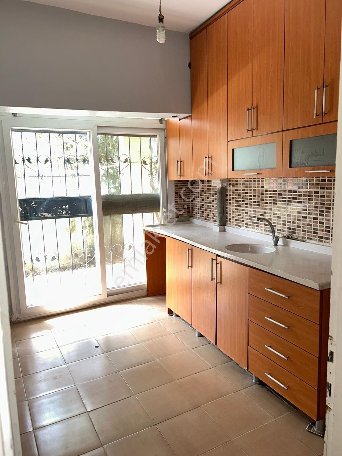Müstakil Yaşam Sevenlere! Namık Kemal’de 3+1 Giriş Kat Kiralık Daire!