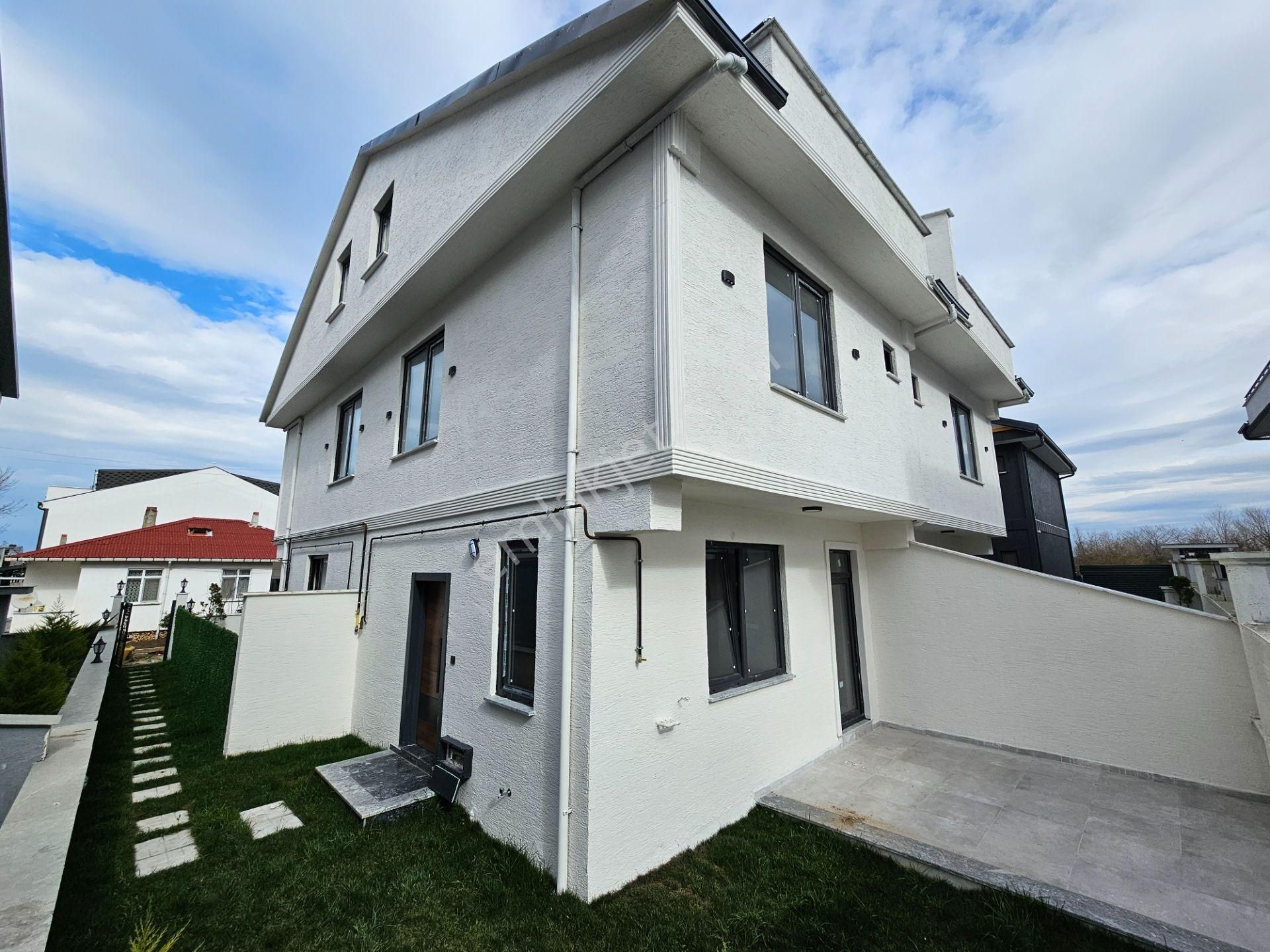 3+1 Bahçeli, Denize Yürüme Mesafesinde Satılık Villa