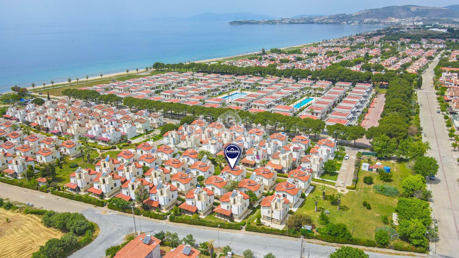 Kuşadası Sahil Siteleri'nde Satılık Tek Müstakil 4+1 Villa