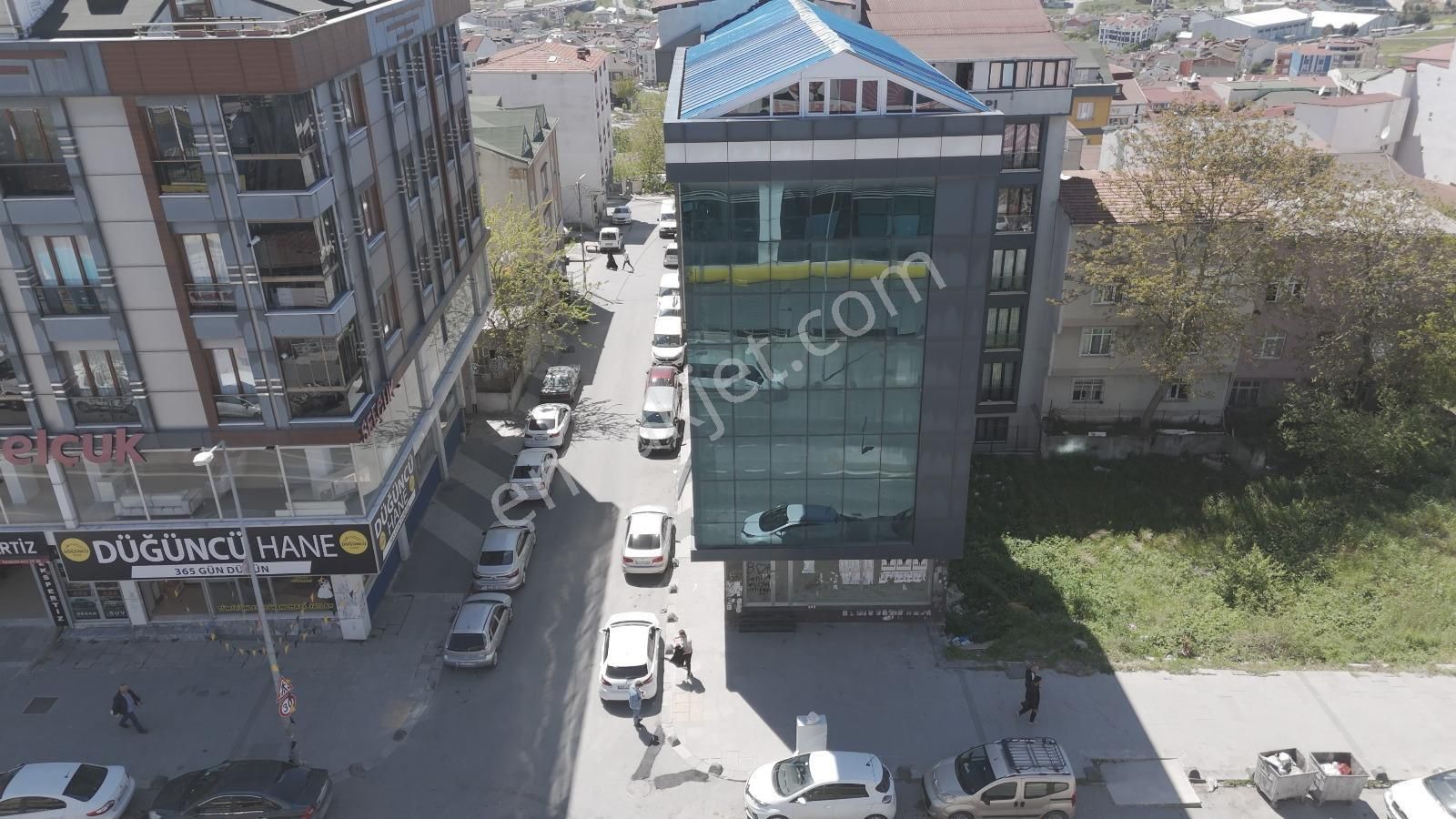 Arnavutköy Merkezde Fatih Caddesine Cephe Ptt’nin Karşısı Kiralık 150 M2 Katlar