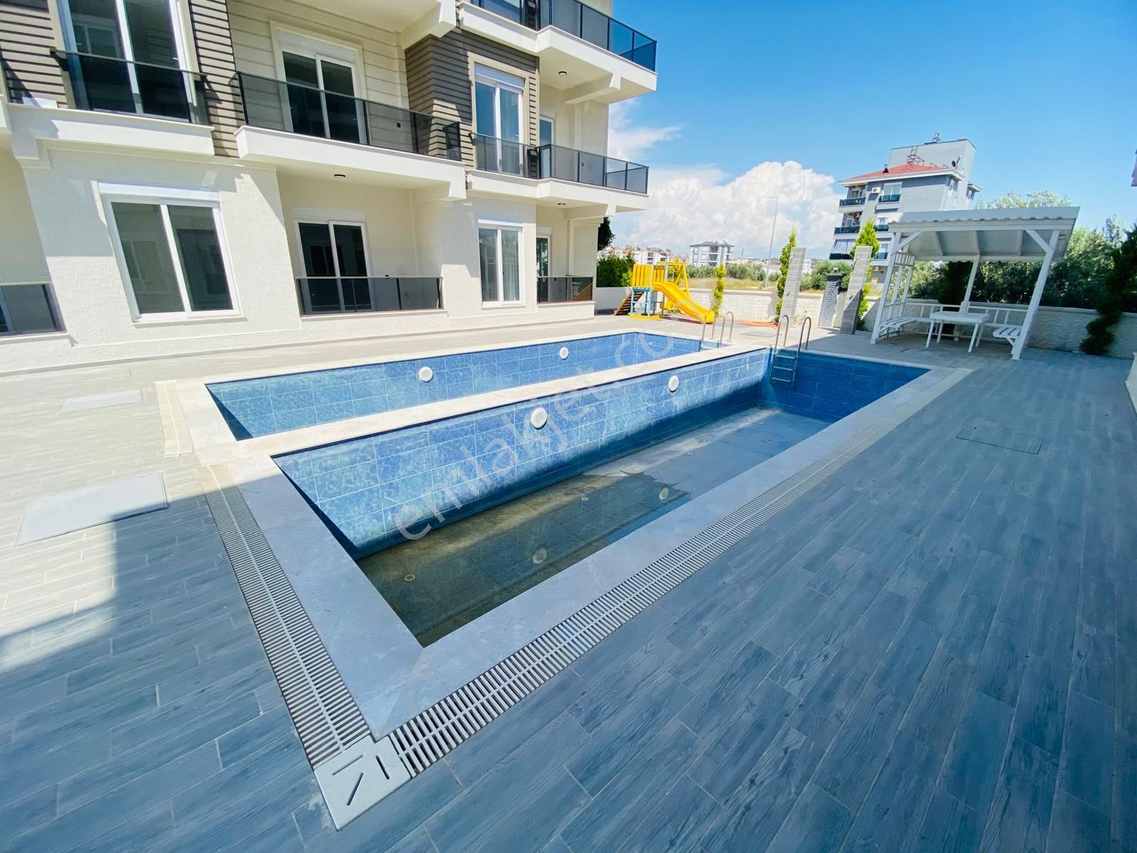 2 Bloklu Sitede Havuzlu Yatırımlık Sıfır 1+1 Daire