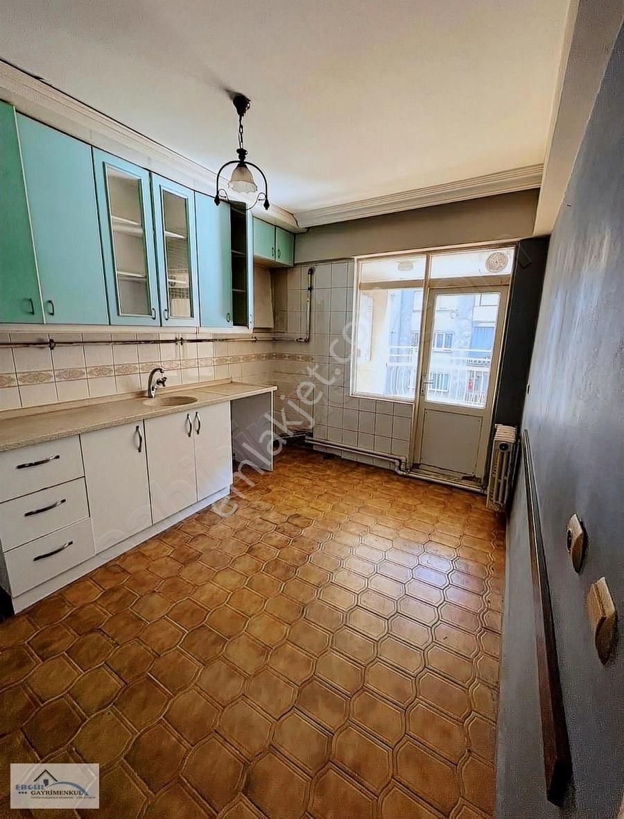 Çaybaşı Caddesinde Satılık 200m2 Daire