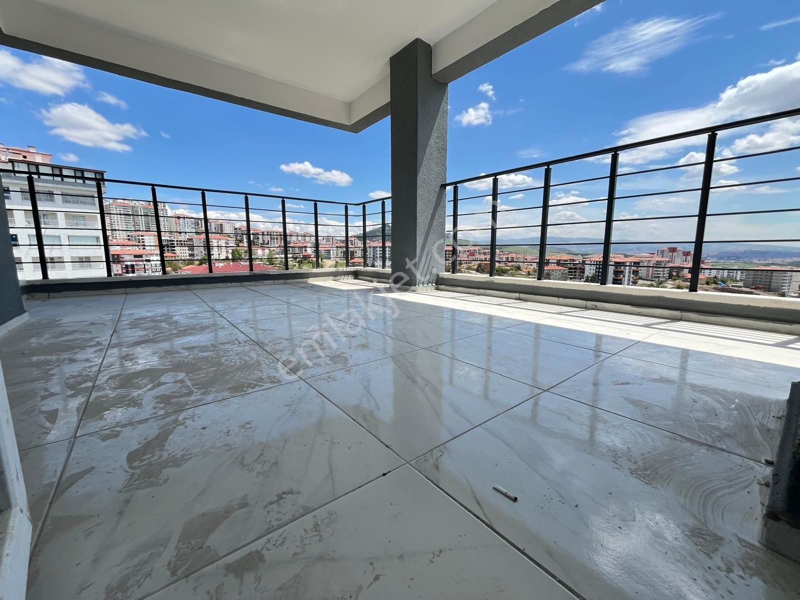 Cd Üzerinde Sıfır 3.kat 3+1 130m2 Kombi Petek Duşakabin Ç.banyo Teras Balkonlu