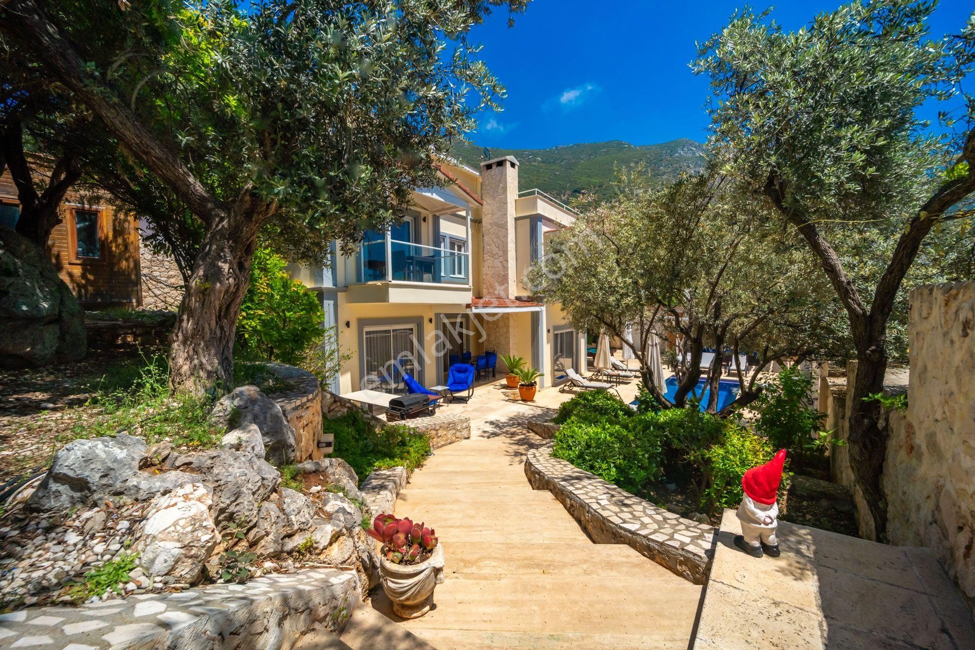 Kalkan’da Geniş Bahçeli, Isıtmalı Havuzlu, 5 Yatak Odalı Villa