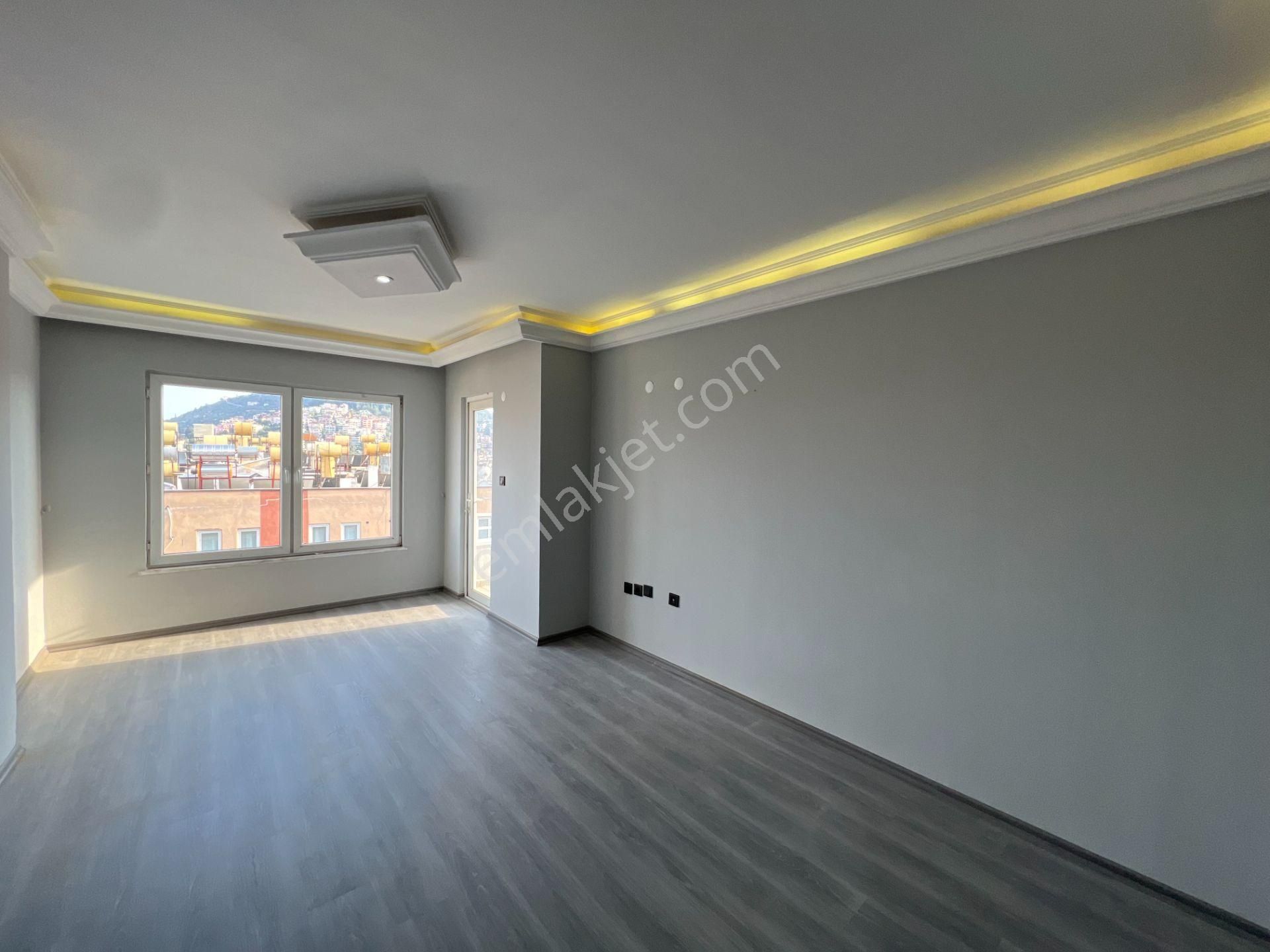 Alanya Merkezde Satılık 5+2 Ayrı Mutfak Masrafsız Dubleks Daire