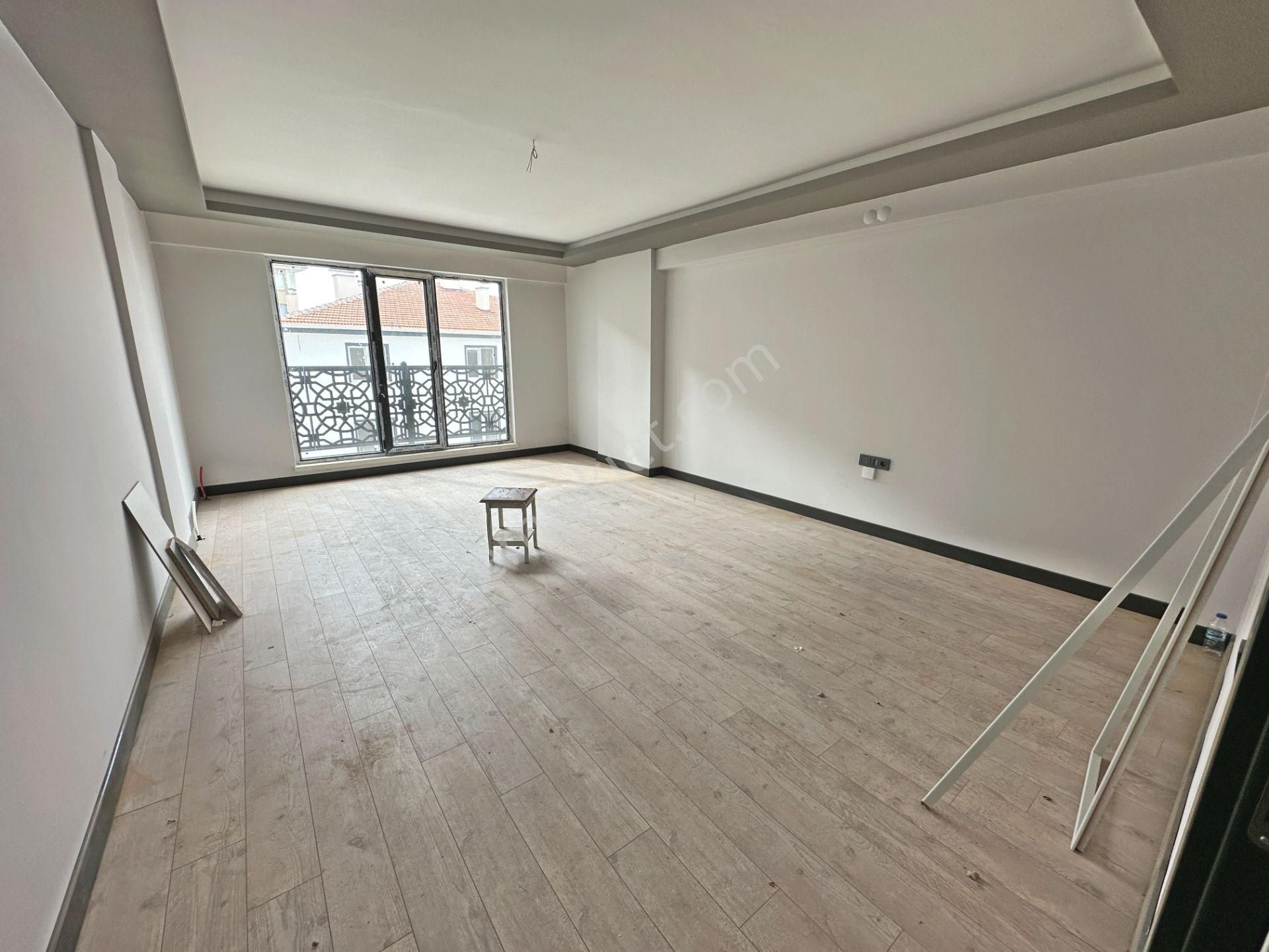 Misket Mahallesinde Cadde Yakınında Ara Katta Ebeveyn Banyolu 3+1 Satılık Daire