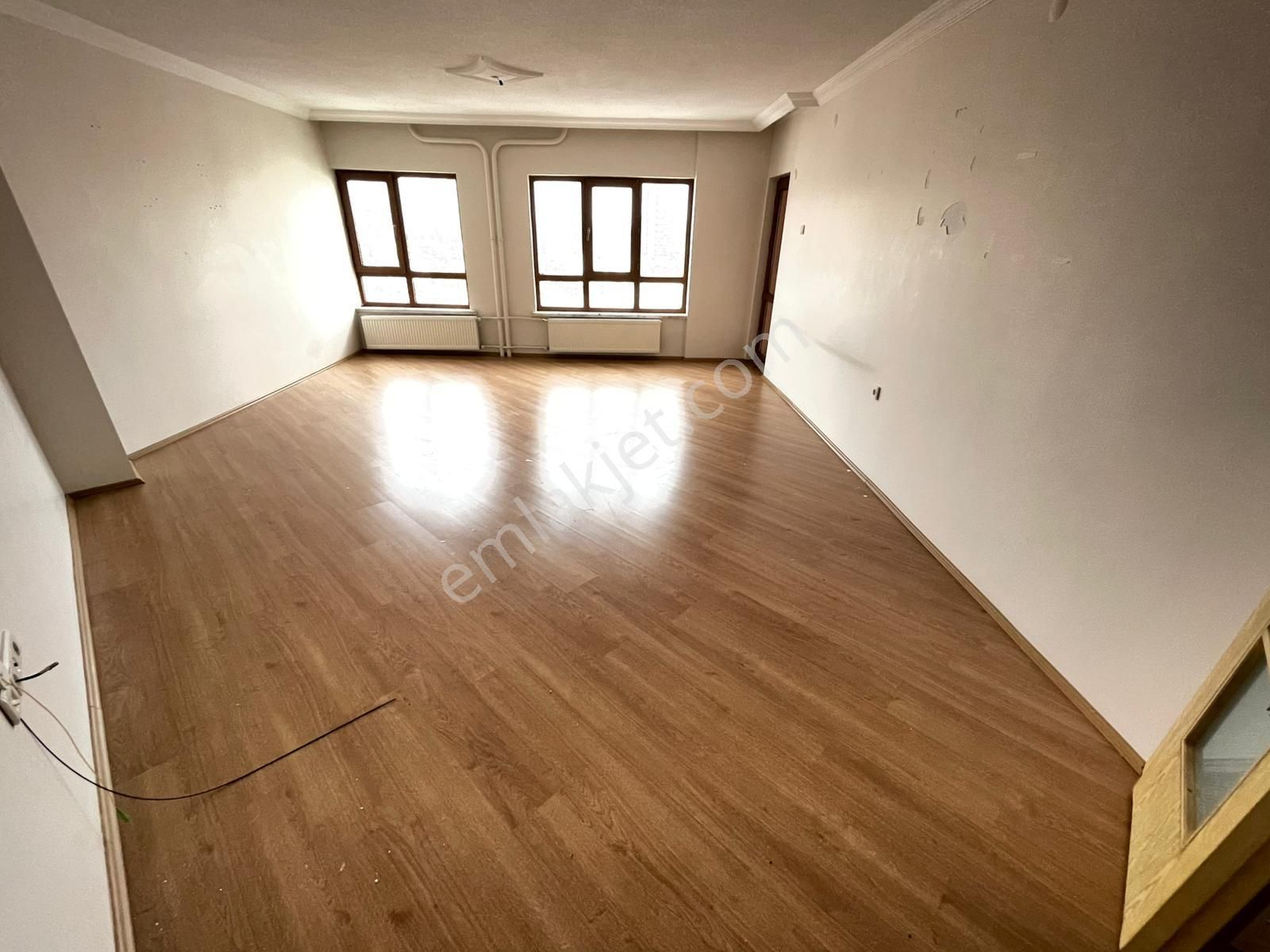 İlk-ev'den Merkezi Konumda Site İçerisinde Asansörlü Otoparklı