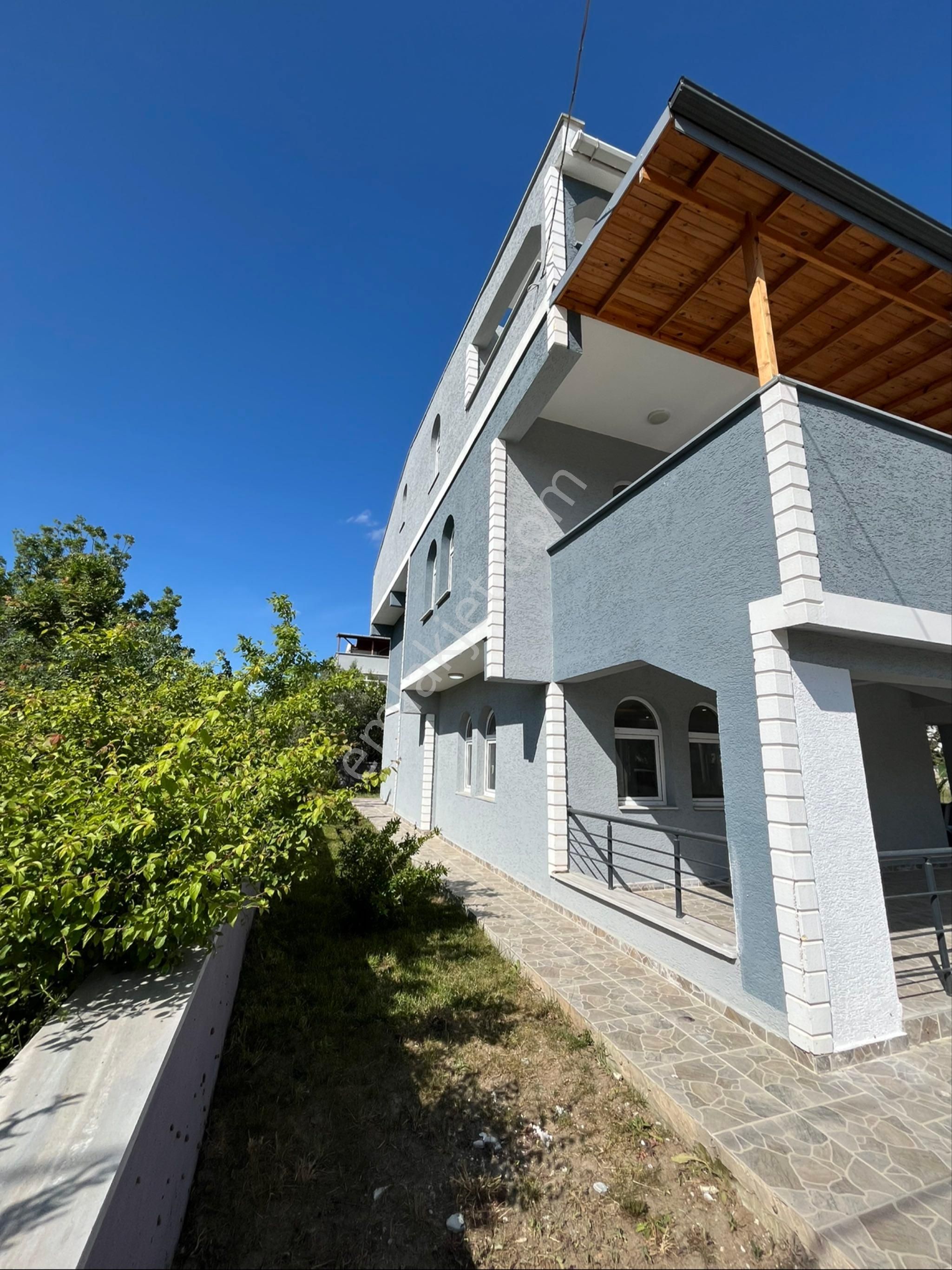 Ata Garimenkul’den Denize Yakın 6+1 Sıfır Ayarında Villa