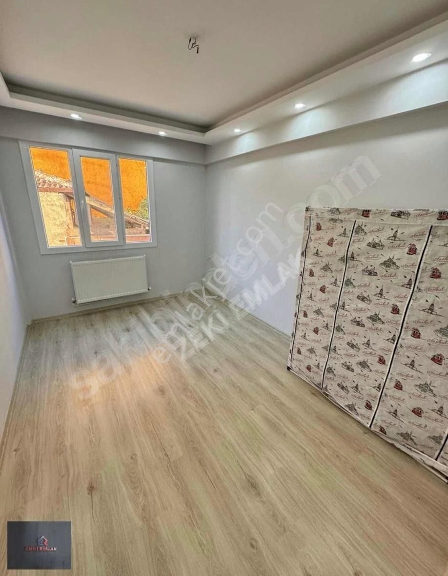 Zeki Emlak'tan Muradiye İstasyon Civarında Kiralık 1+1 Boş Daire